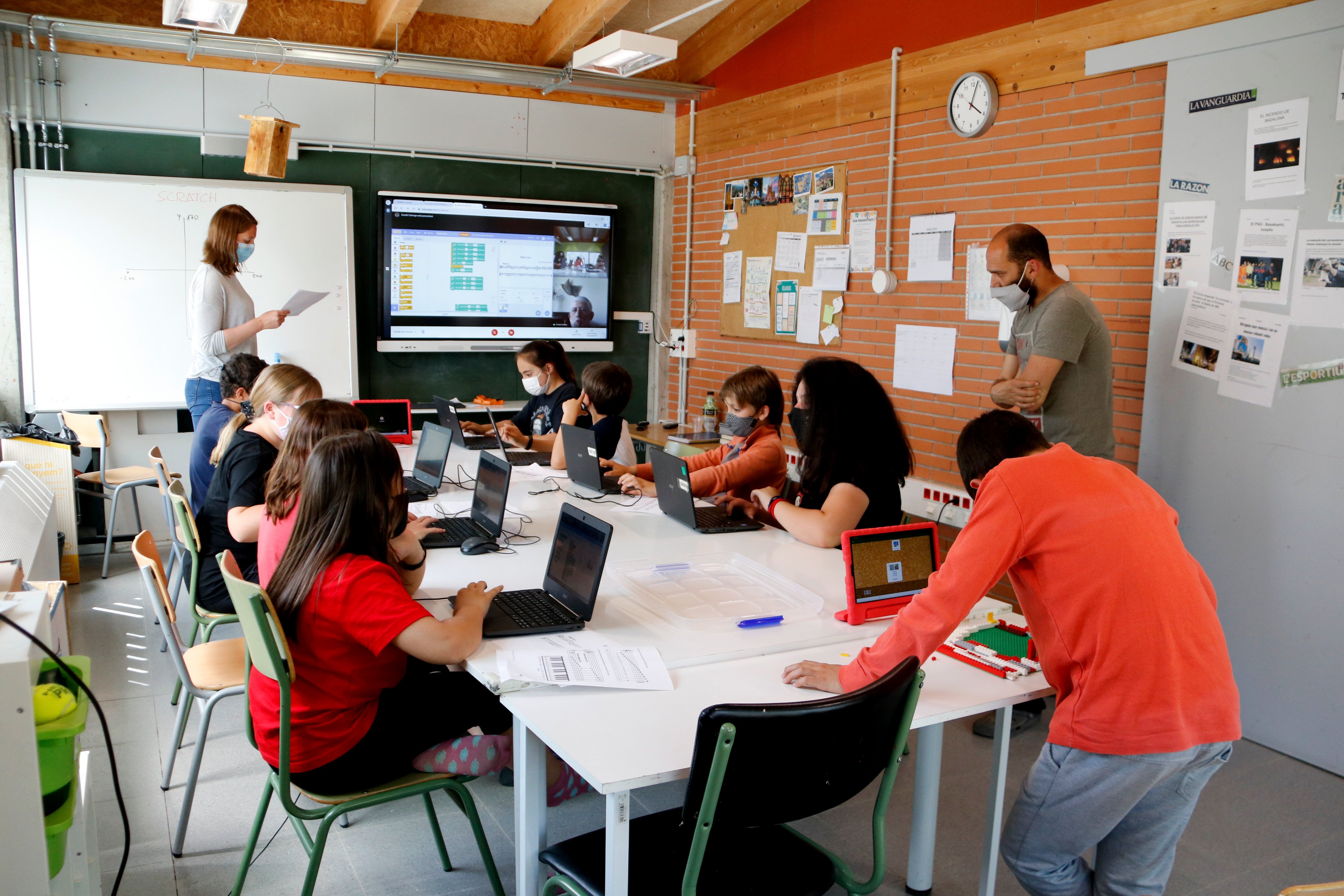Pressing de Societat Civil a las escuelas para dar el 25% de clases en español