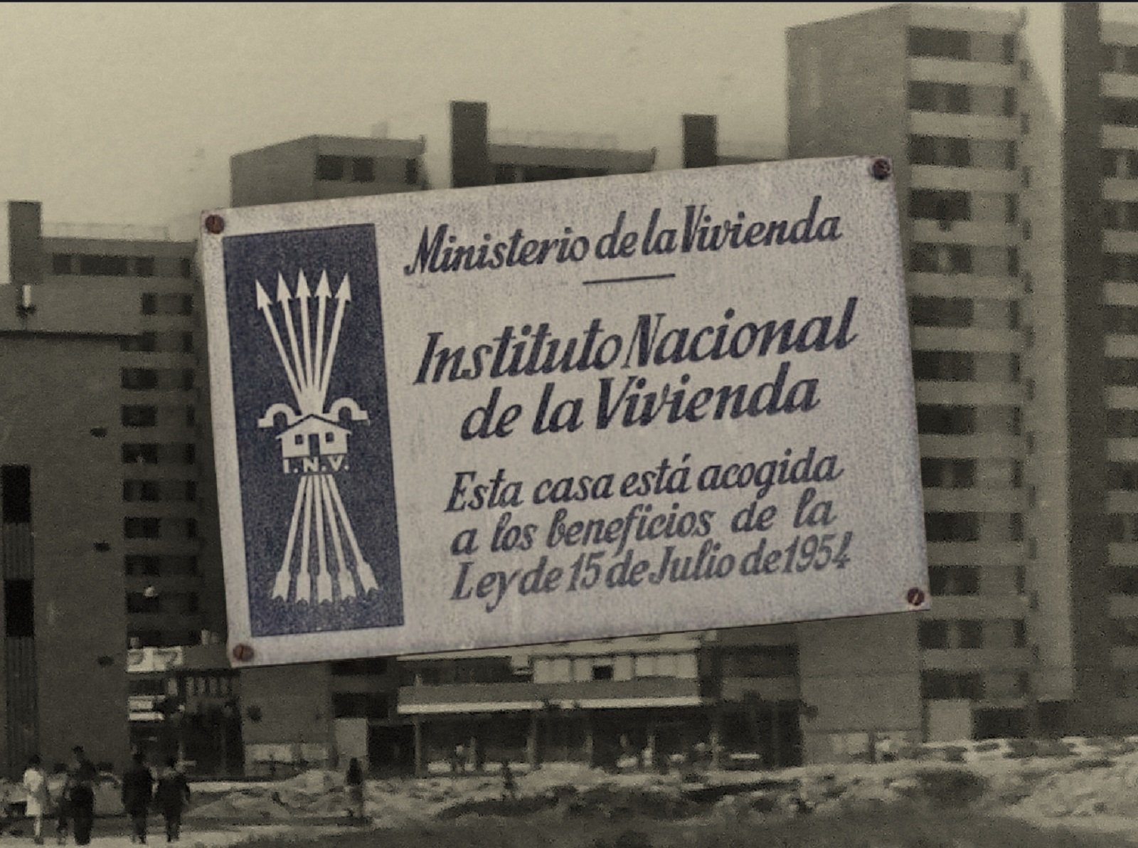 L'Hospitalet de Llobregat retira les plaques franquistes de 200 edificis