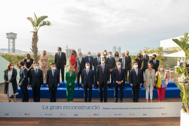 Círculo de Economía, Fotografía de presentación, Colau hablando con Casado - Círculo de Economía