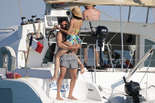 Suso Álvarez y Amanda abrazo fiesta GTRES
