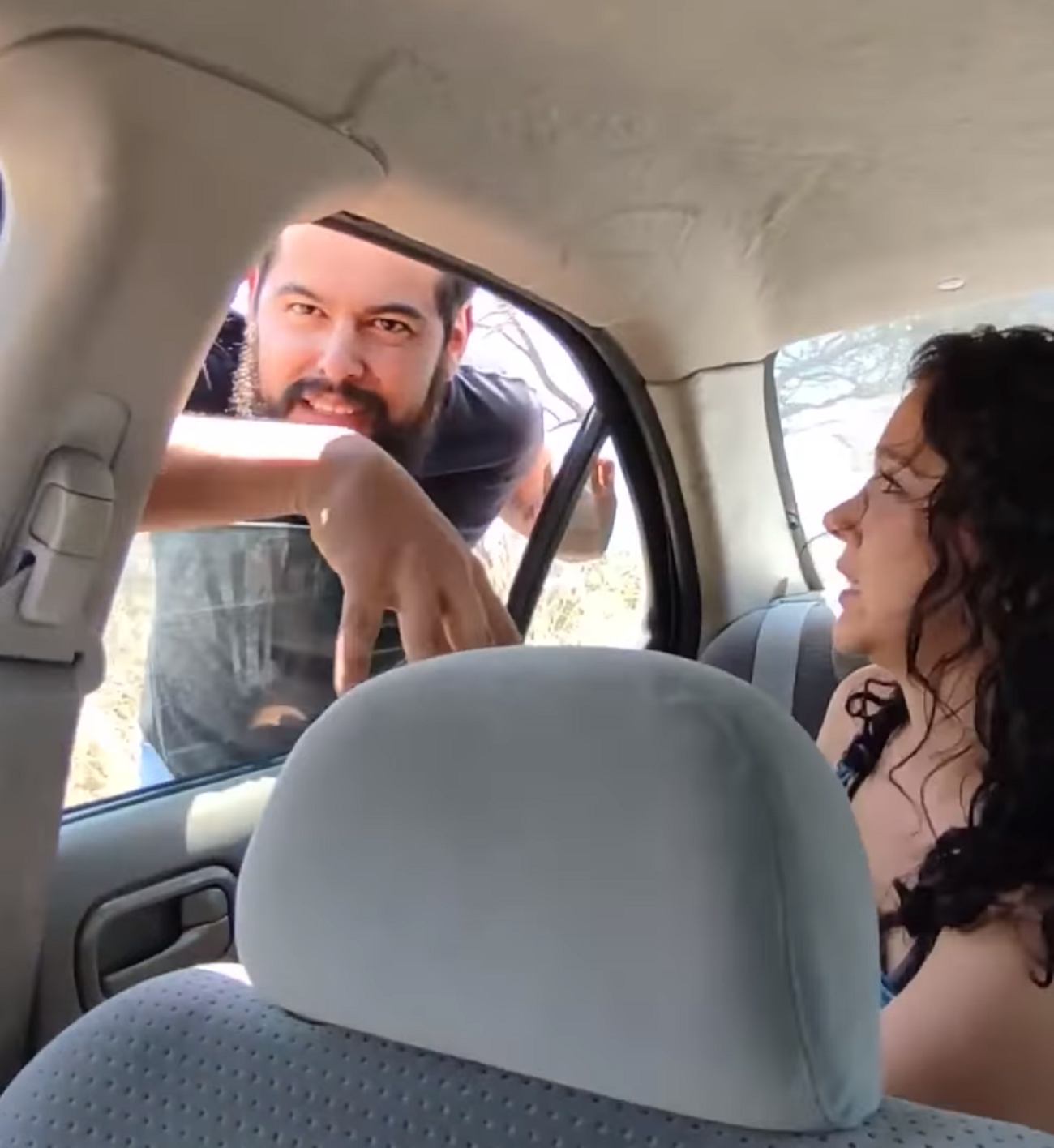 Vídeo: Abandona el seu xicot després que ell li fes el mateix a la seva gossa