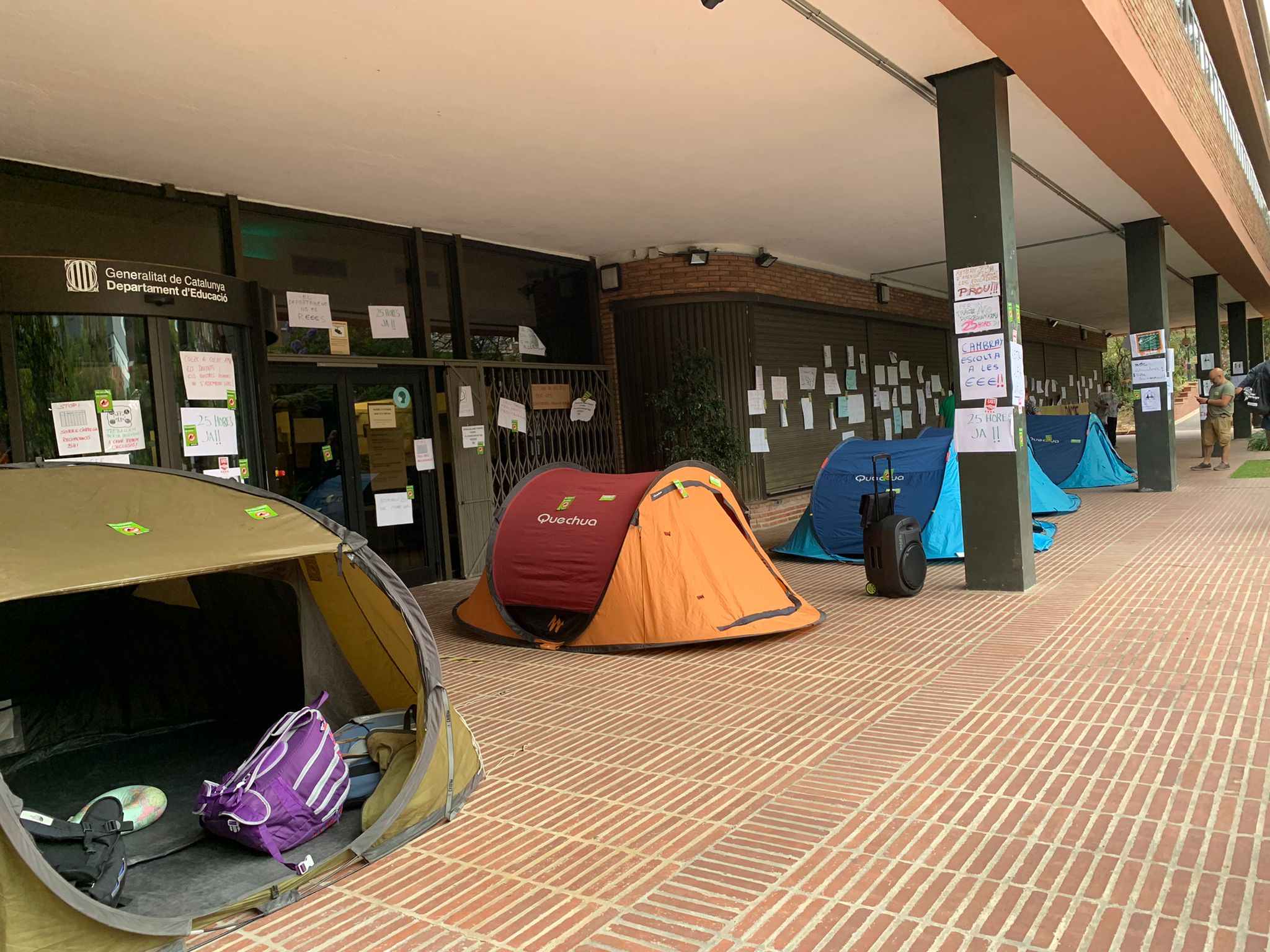 Acampada davant d'Ensenyament per reclamar l'estabilització del personal interí
