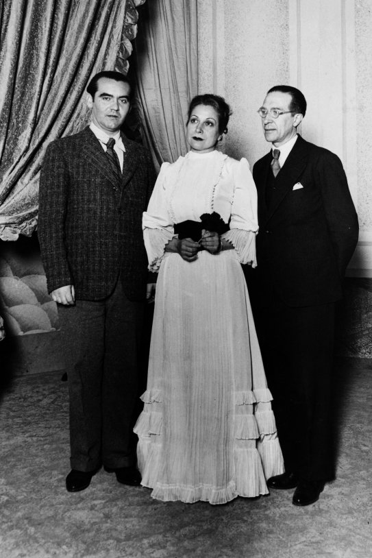 Federico García Lorca, Margarida Xirgu i Cipriano Rivas Cherif a l'estrena de "Doña Rosita la soltera o El lenguaje de las flores", el 12 de desembre de 1935 al Teatre Principal de Barcelona/Pérez de Rozas. Arxiu Fotogràfic de Barcelona