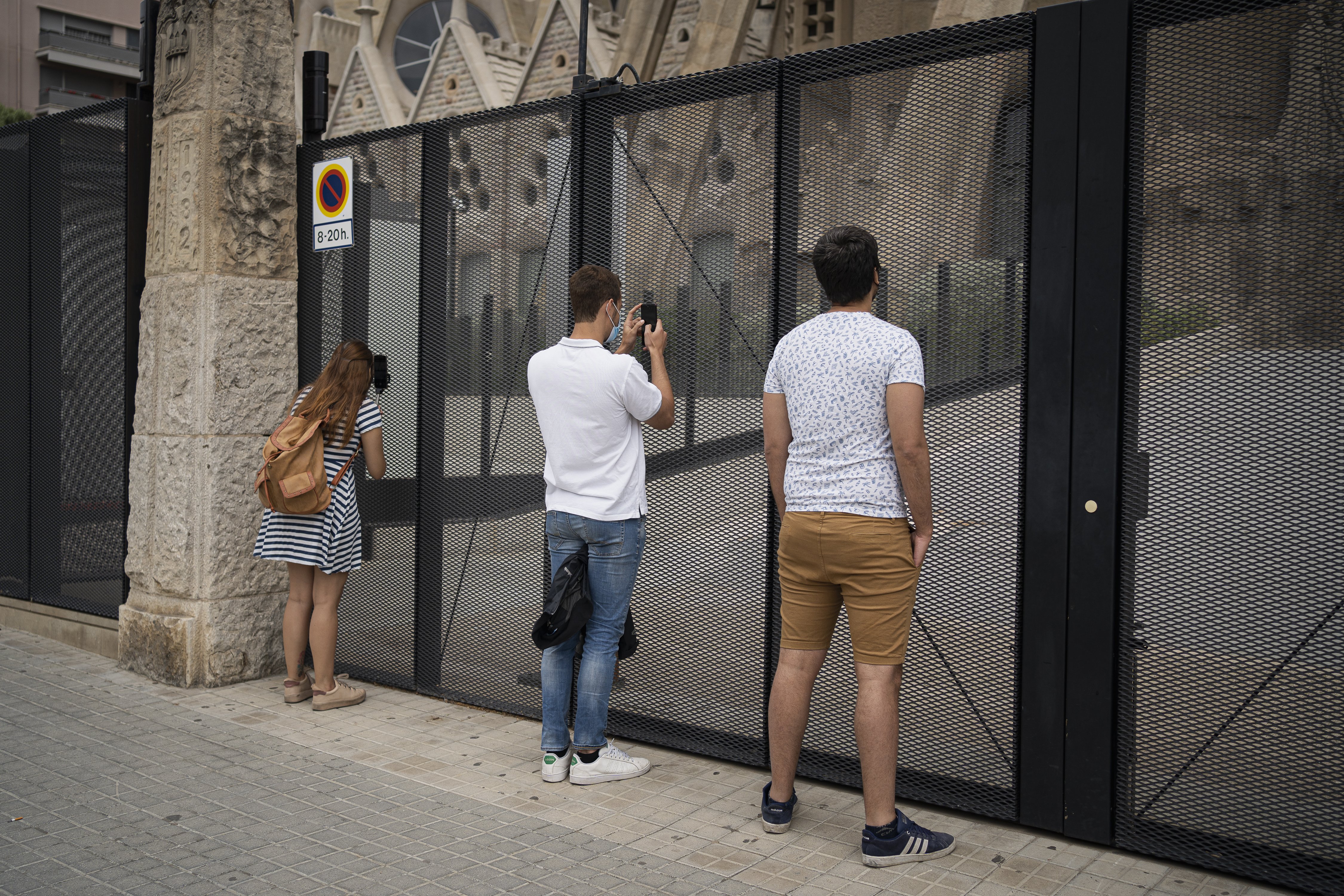 Tres turistas en la Sagrada Familia