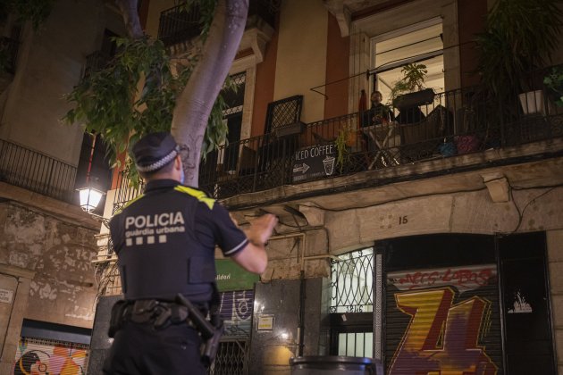 Turismo Barcelona, policía pidiendo calma a un turista en apartamento - Pau de la Calle