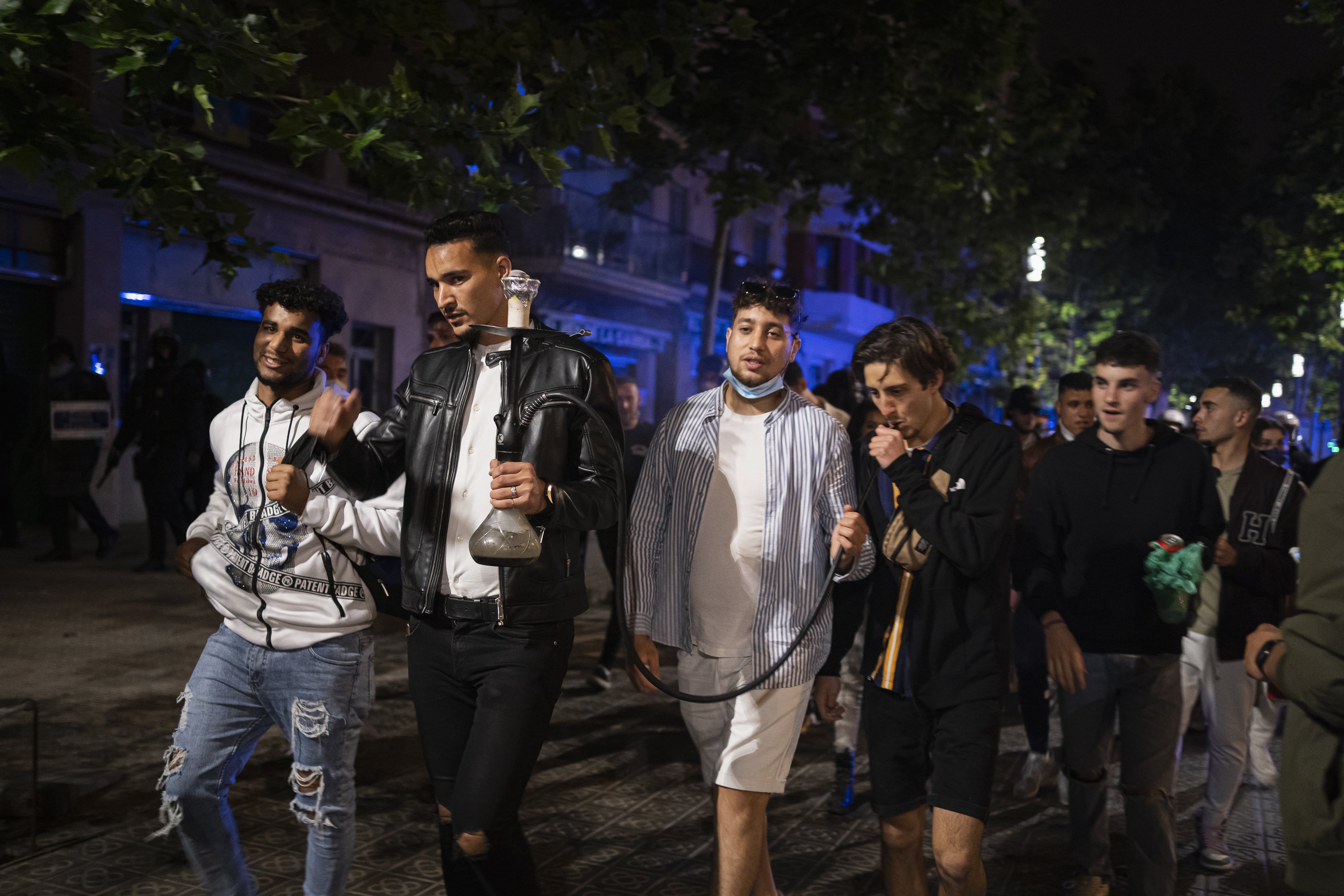 Turistas fumando en Shisha en la calle