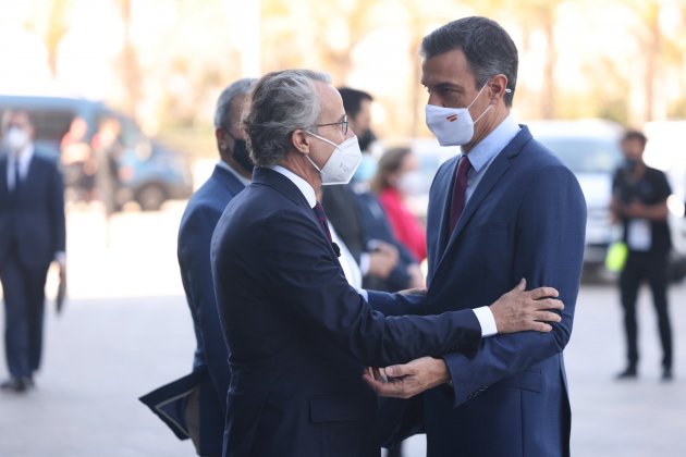 Pedro Sánchez i Javier Faus agafant-se el braç més aprop, Cercle d'Economia - Sergi Alcazar