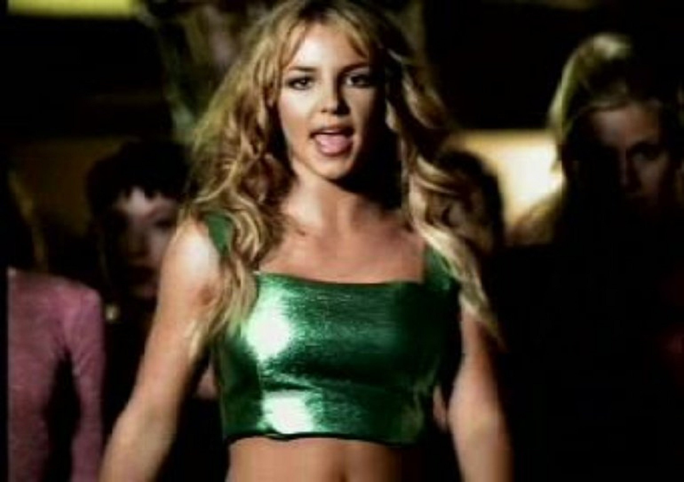 Zara tiene un top como el de Britney Spears en 'Crazy' por menos de 20 euros