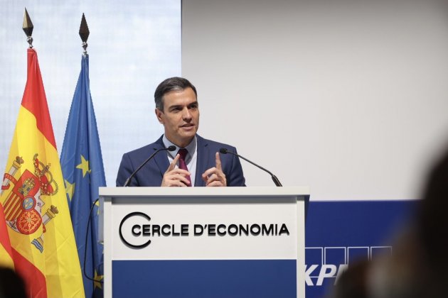 Pedro Sánchez parlant al Cercle d'Economia, dits amunt - Sergi Alcazar