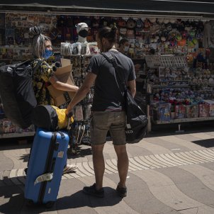 Turisme Barcelona, parella de turistes a la Rambla - Pau de la calle