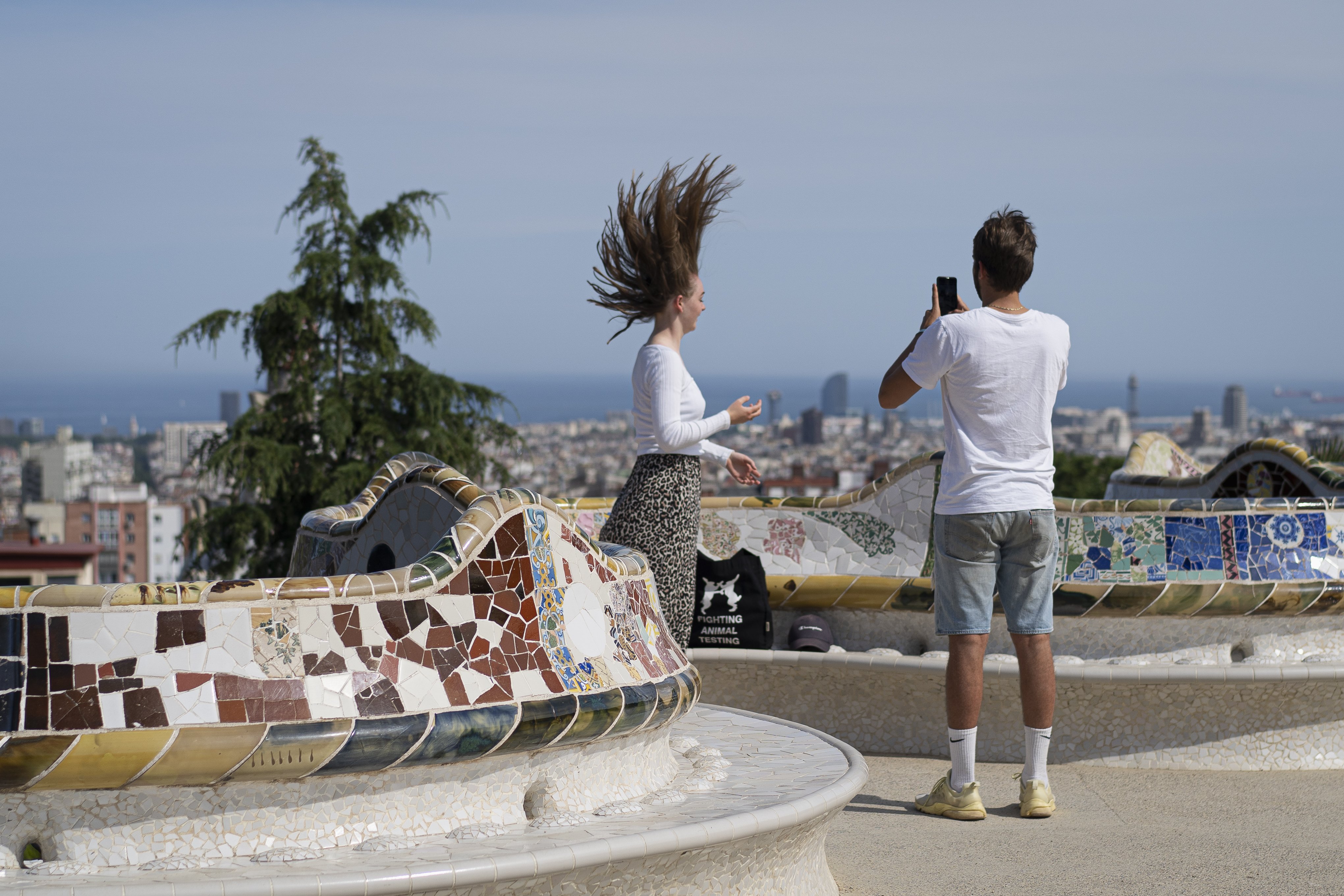 Turisme Barcelona, una parella de turistes fent-se una foto al Parc Güell - Pau de la calle