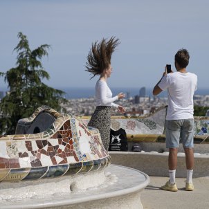 Turisme Barcelona, una parella de turistes fent-se una foto al Parc Güell - Pau de la calle
