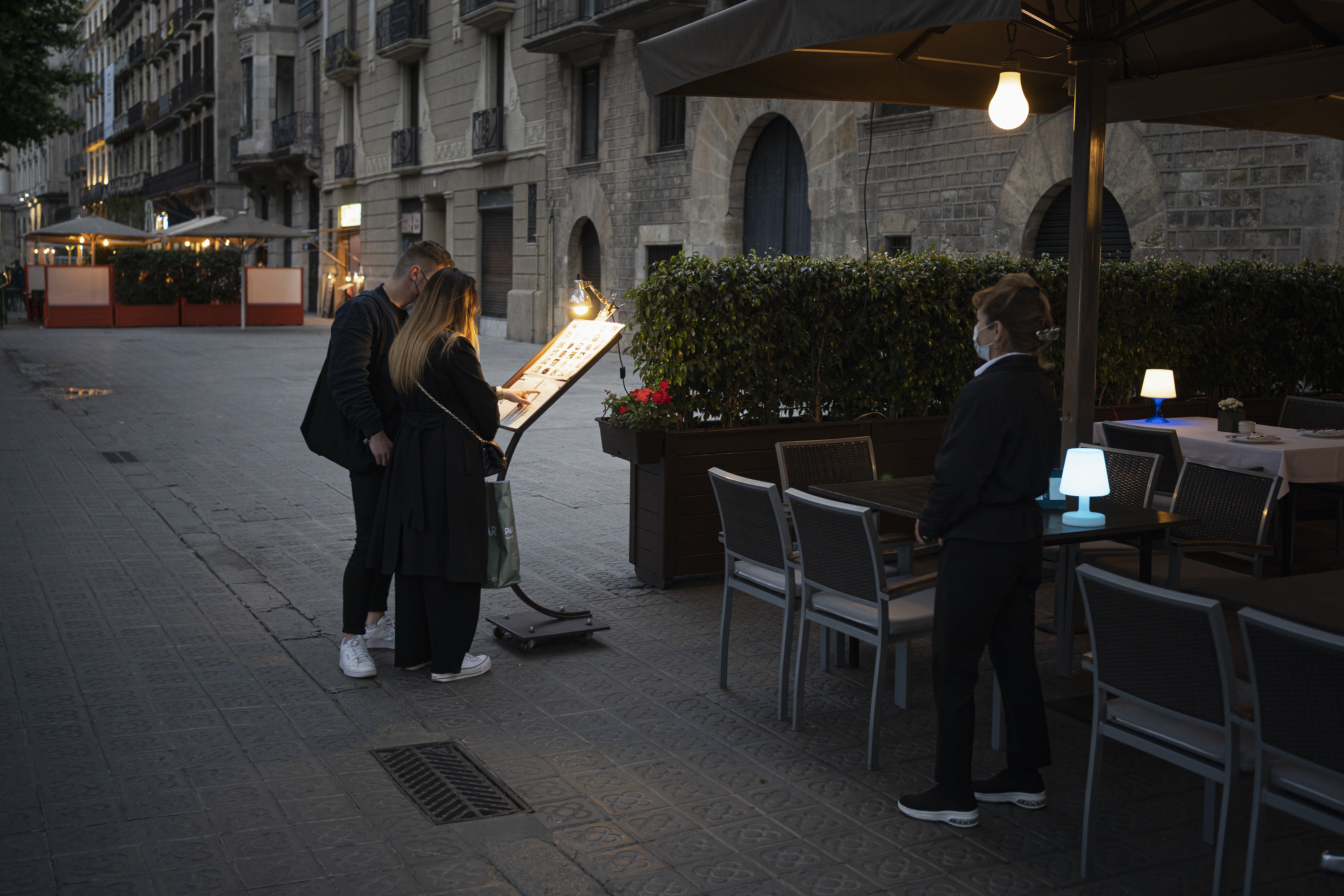Una pareja de turistas mirando la carta del restaurante