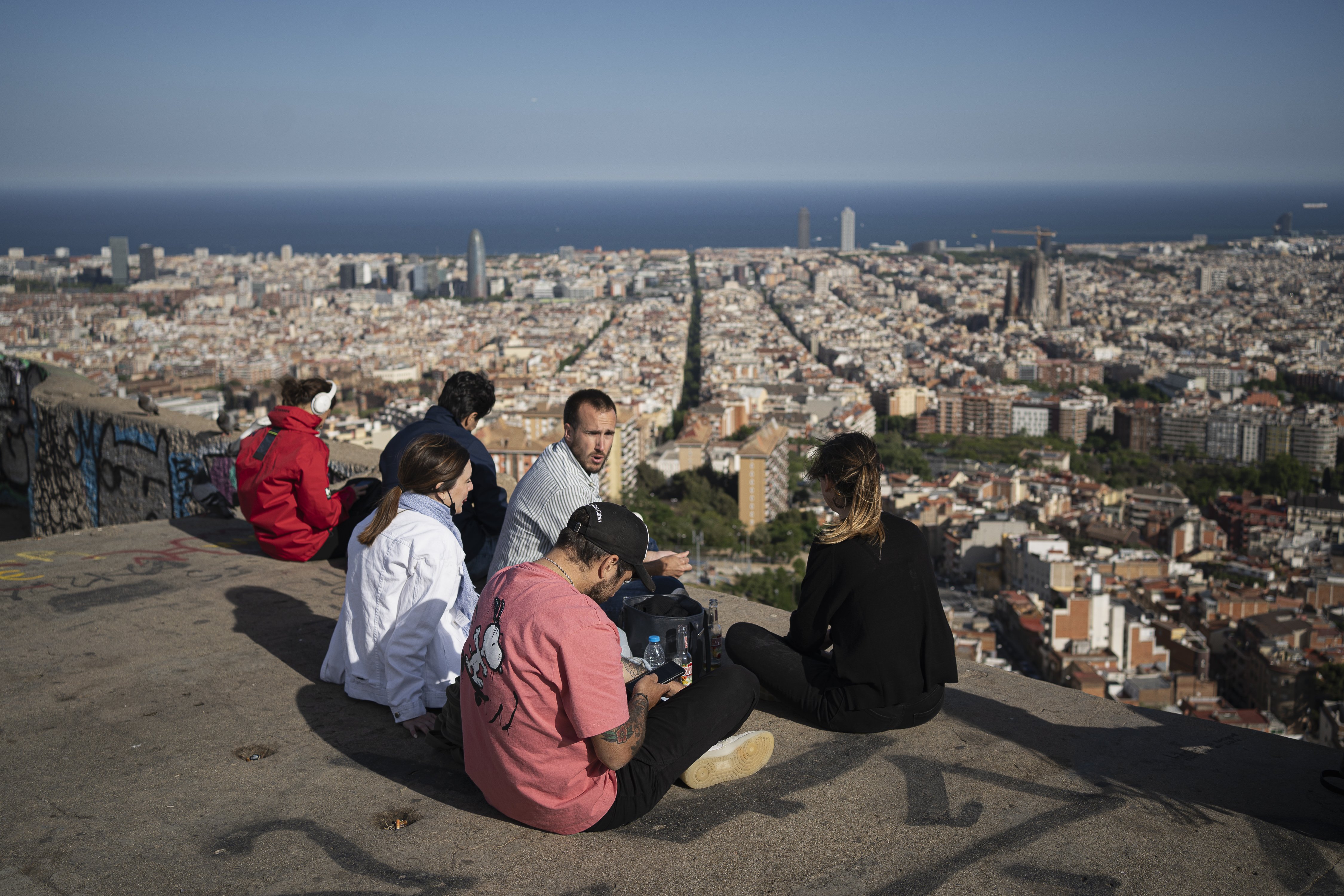 Turisme Barcelona, un grup de joves turistes als Búnquers del Carmel - Pau de la Calle