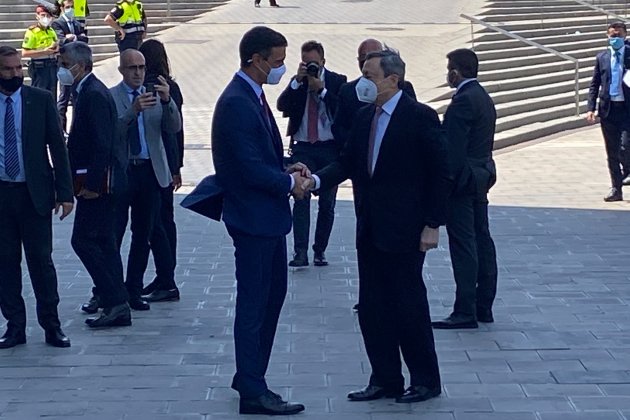 Pedro Sánchez saludant