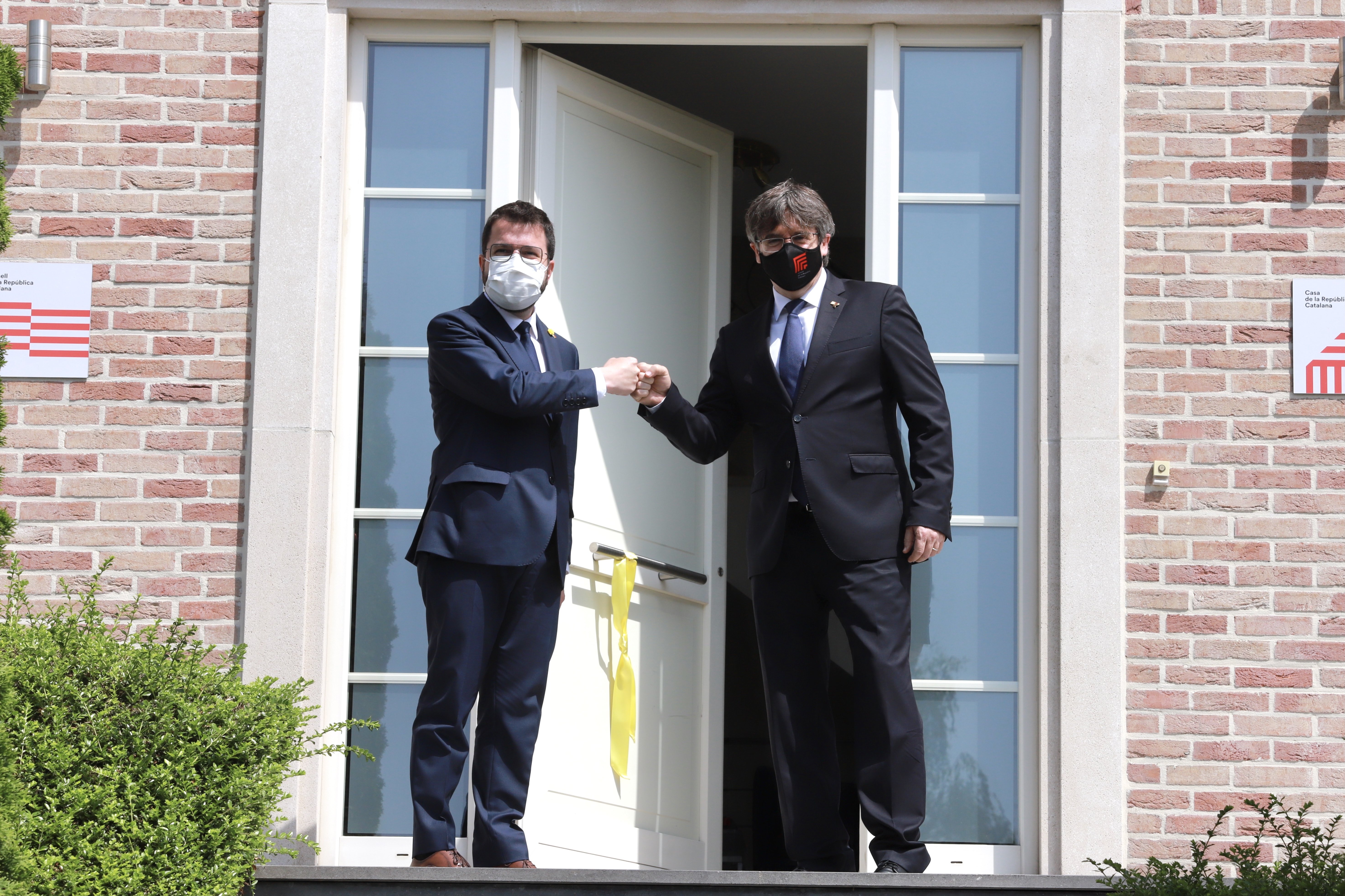 Words of mutual respect as Aragonès and Puigdemont hold formal meeting in Belgium