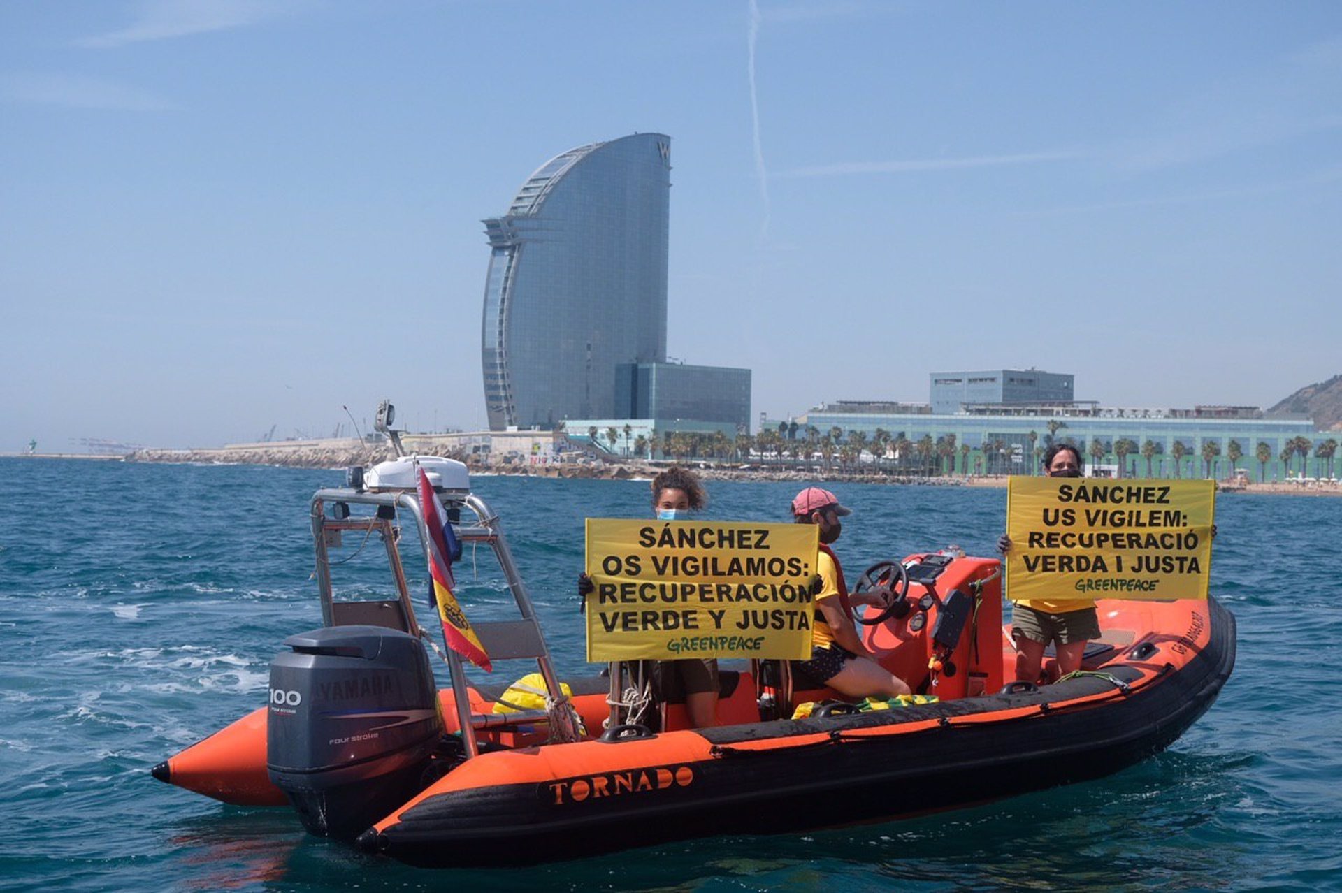 Greenpeace intervé al Cercle d'Economia i acaba amb dos detinguts
