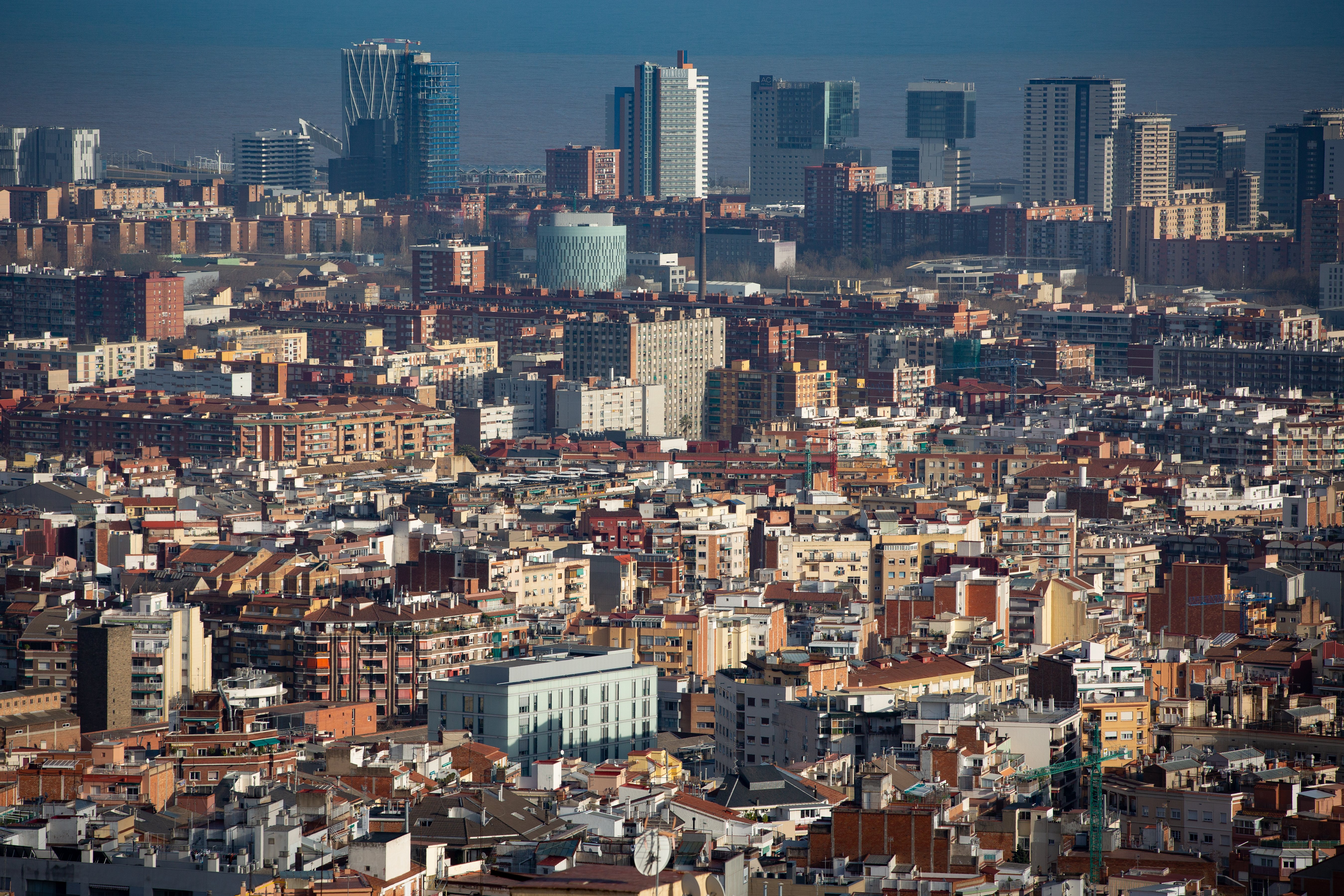 La compraventa de hogares en Catalunya crece un 28,4% durante el primer semestre