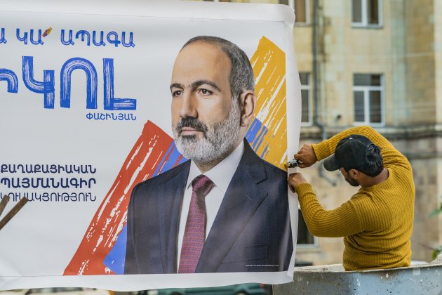 EuropaPress 3768398 08 june 2021 armenia gyumri worker fijas banner of acting prime minister