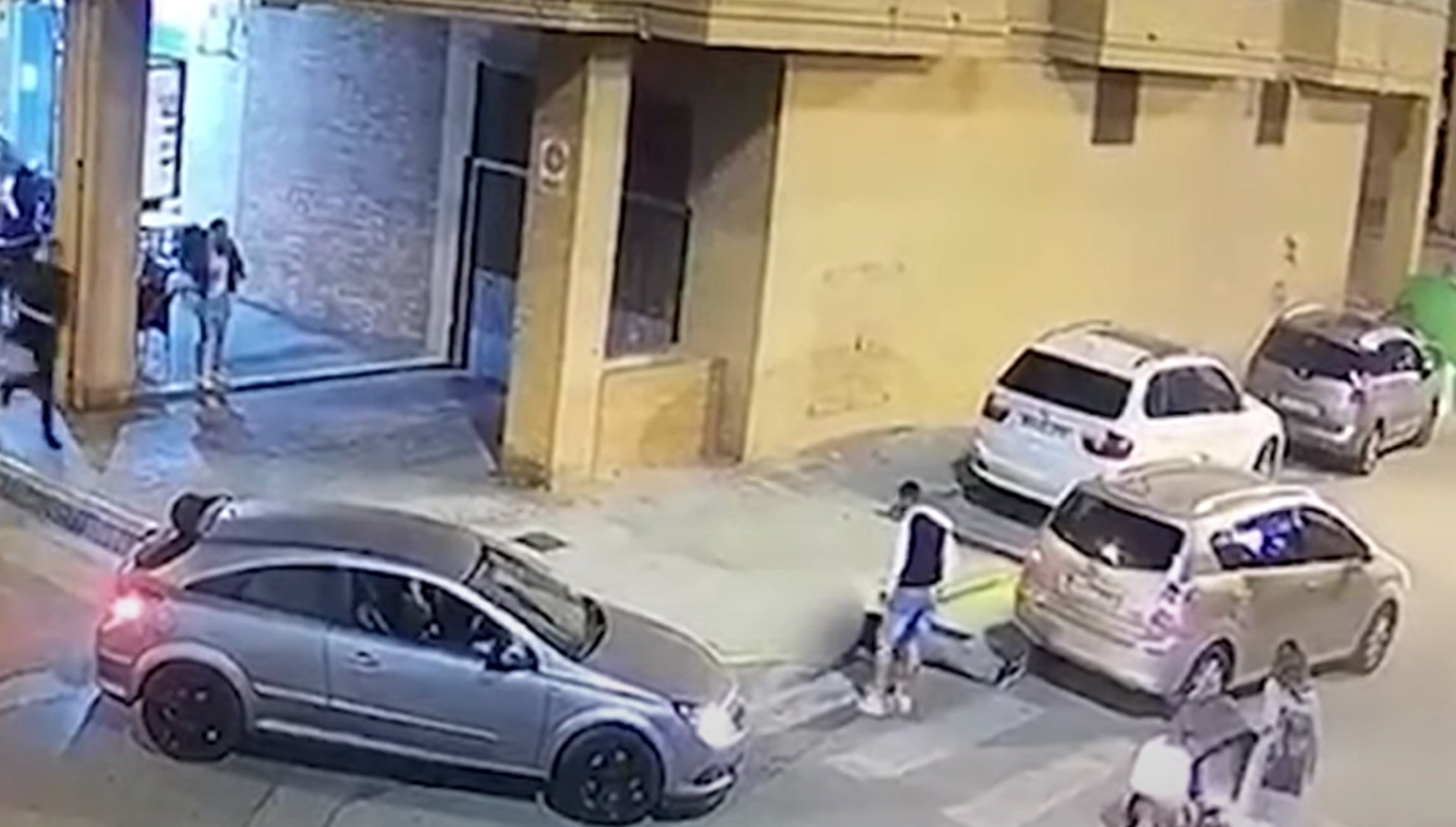 Vídeo: Tomba d'un cop de puny l'home que gairebé atropella el seu bebè