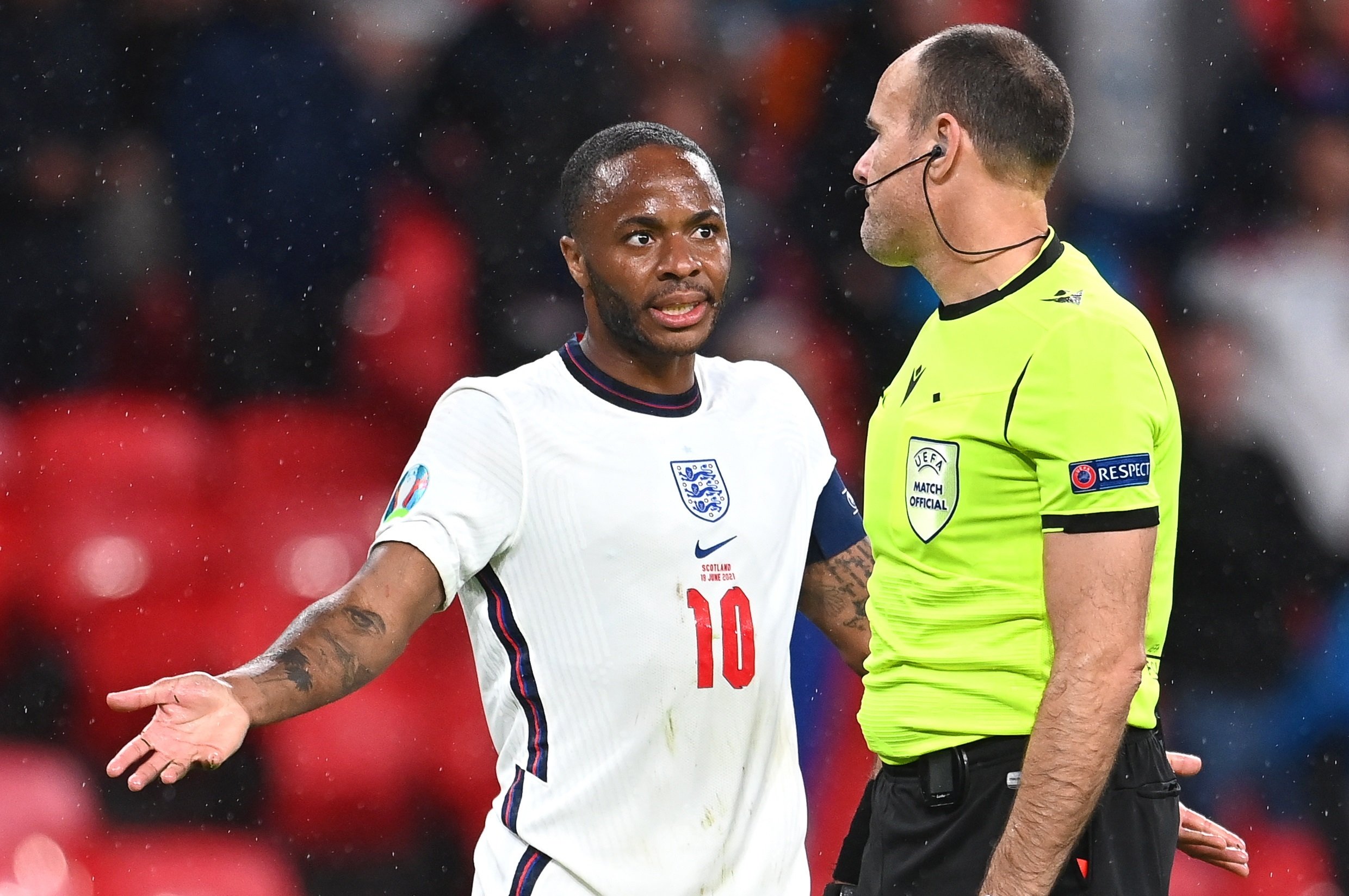 Raheem Sterling parlant amb l'àrbitre Mateu Lahoz