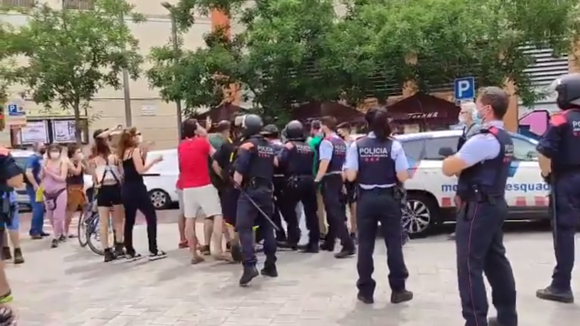 Tensió a Sants per una paradeta de Vox