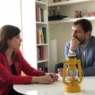 Geis repasa las políticas del Govern con Comín en Waterloo
