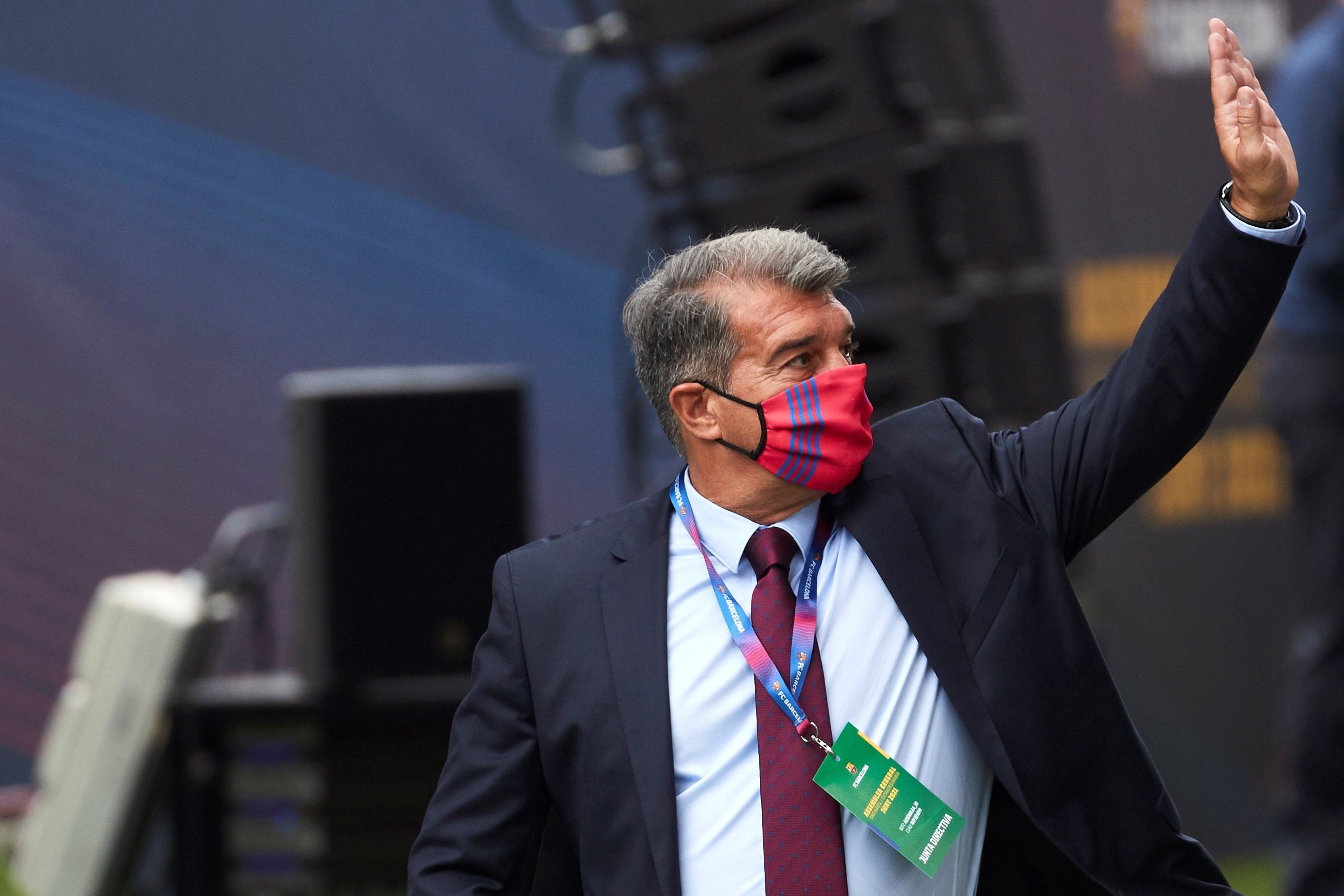 Joan Laporta arriba a l'assemblea amb el primer gran fitxatge tancat per al Barça