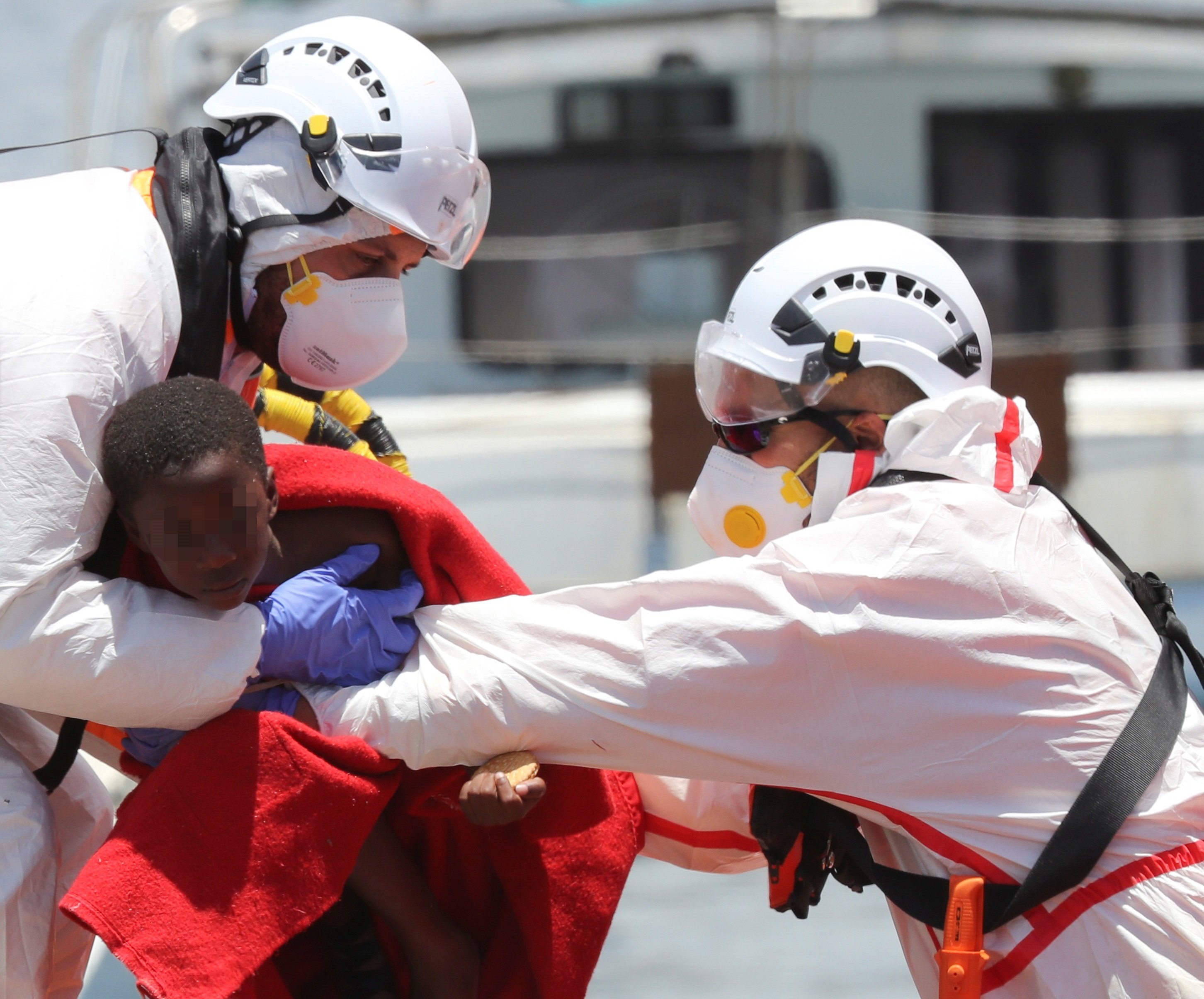 efe migrantes niño canarias cruz roja rescate 