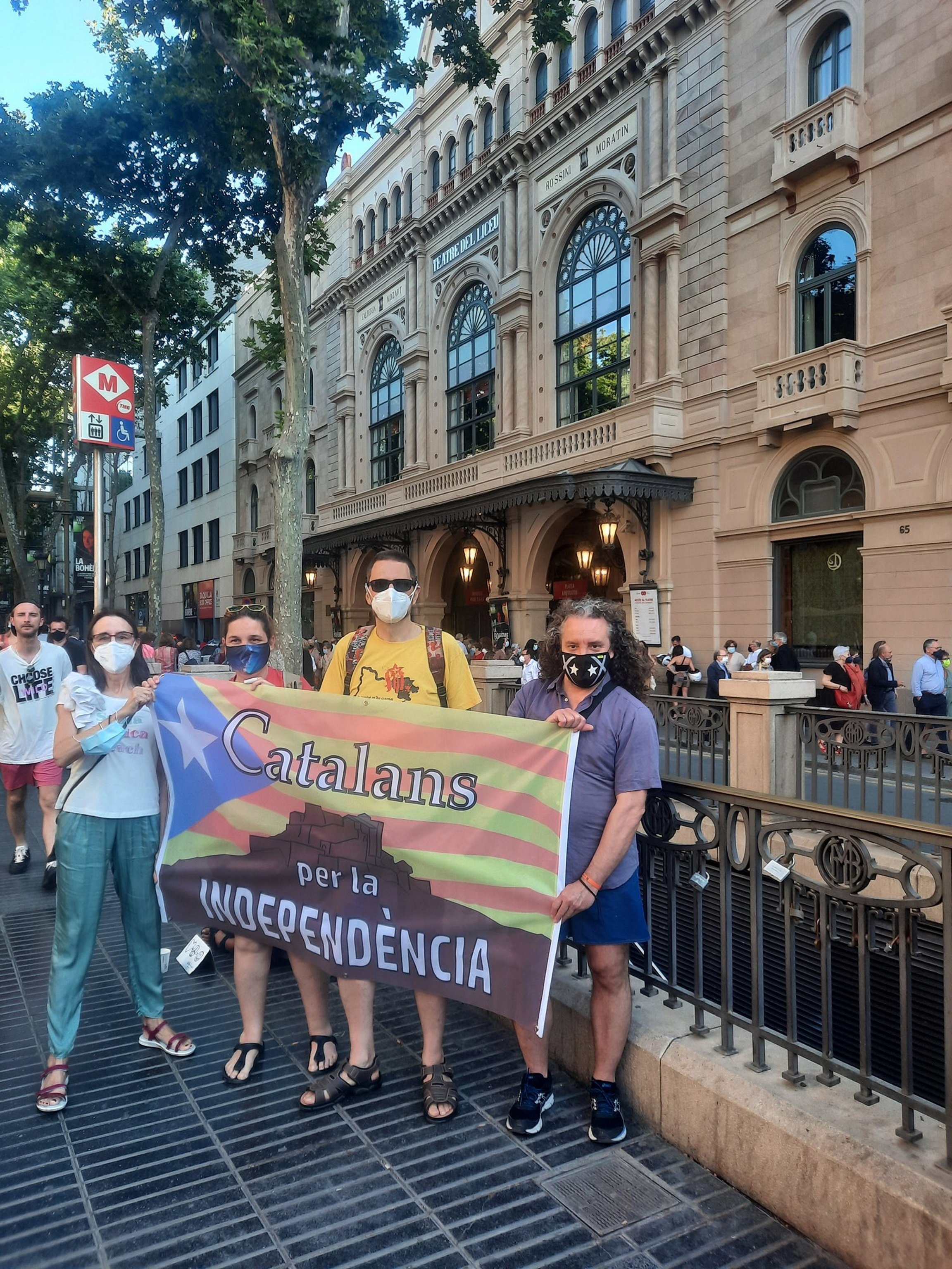 Primeres pancartes indepes davant el Liceu
