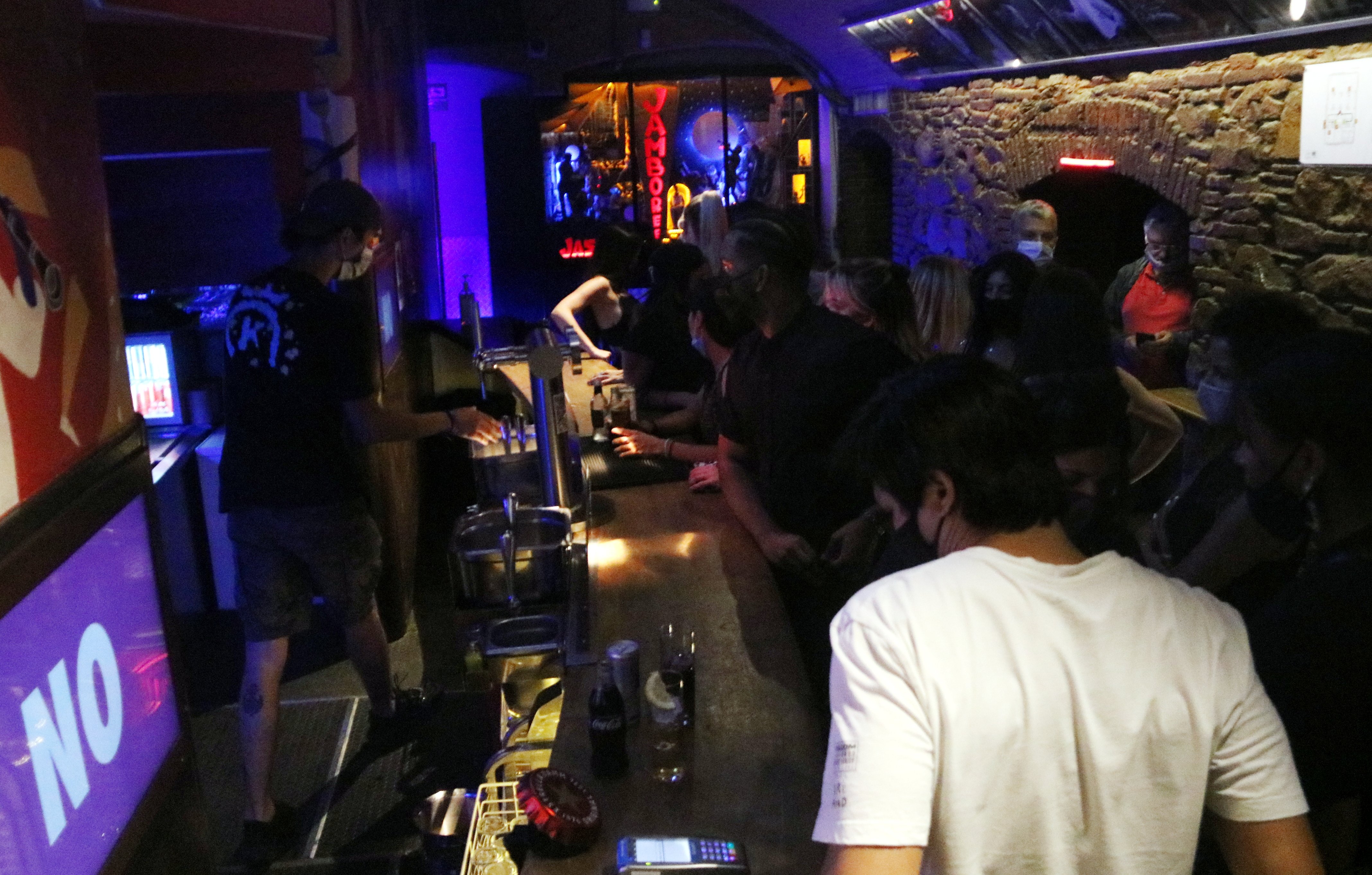 Els locals d'oci nocturn de Barcelona podran reobrir temporalment com a bars
