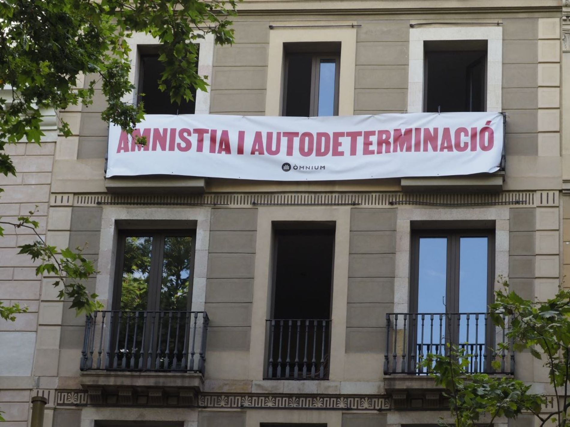 El recibimiento de Òmnium a Pedro Sánchez: "Amnistía y autodeterminación"