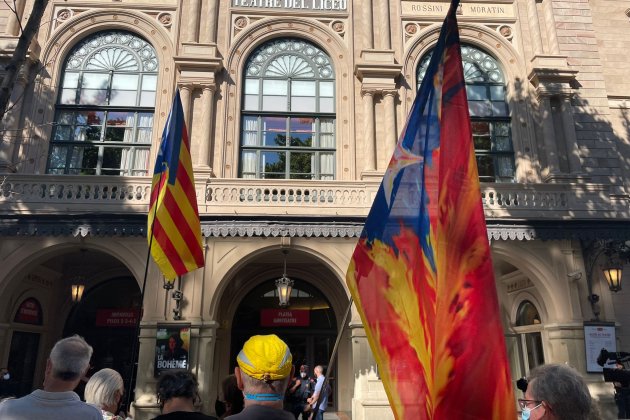 manifestantes liceo pedro sanchez indultos Marina Fernández