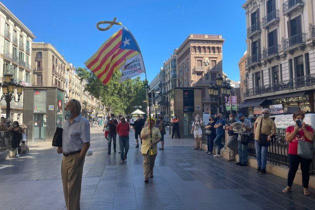 Hombre con bandera larga en el Liceo