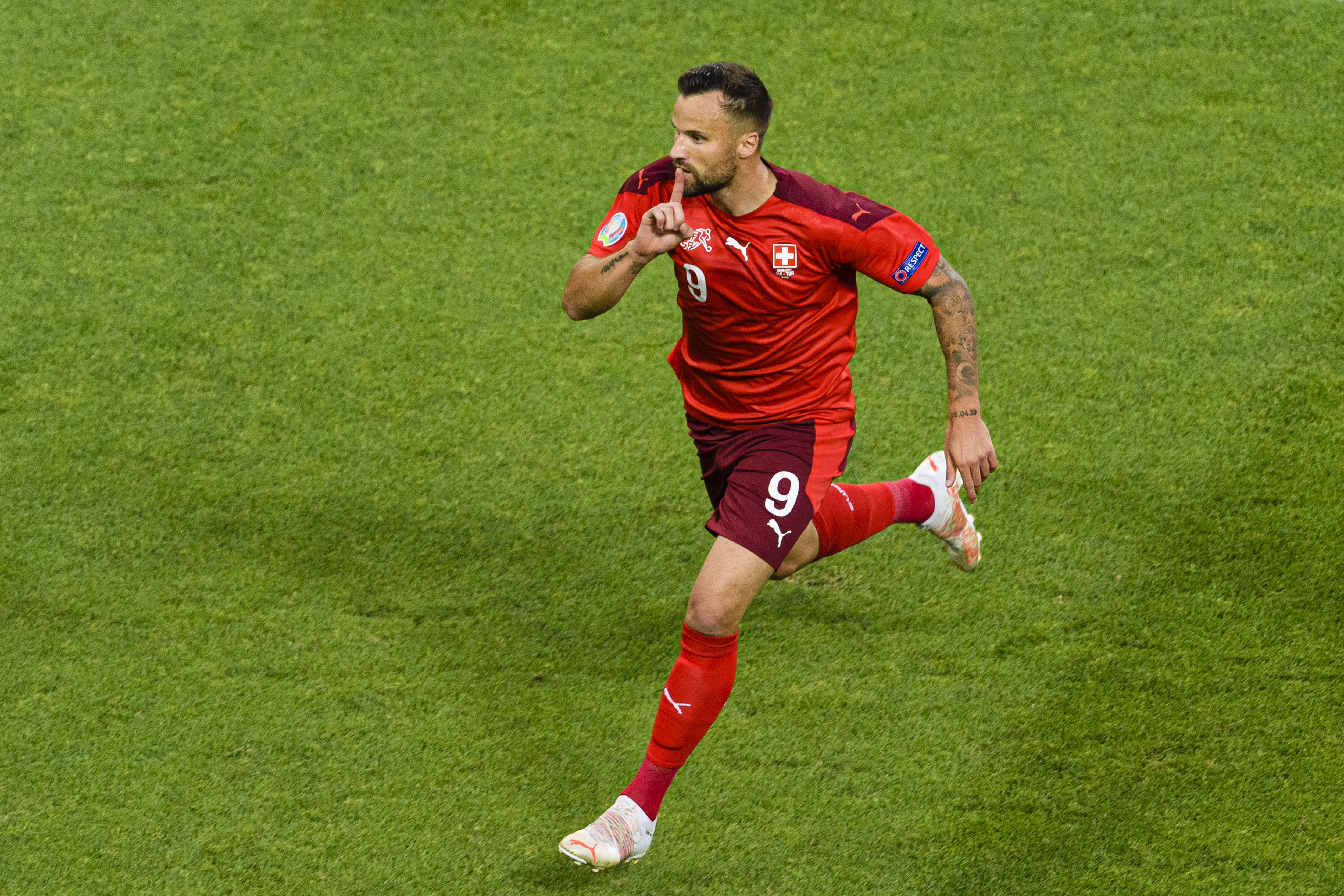 Haris Seferovic celebrant el seu gol en el partit entre Suïssa i Turquia