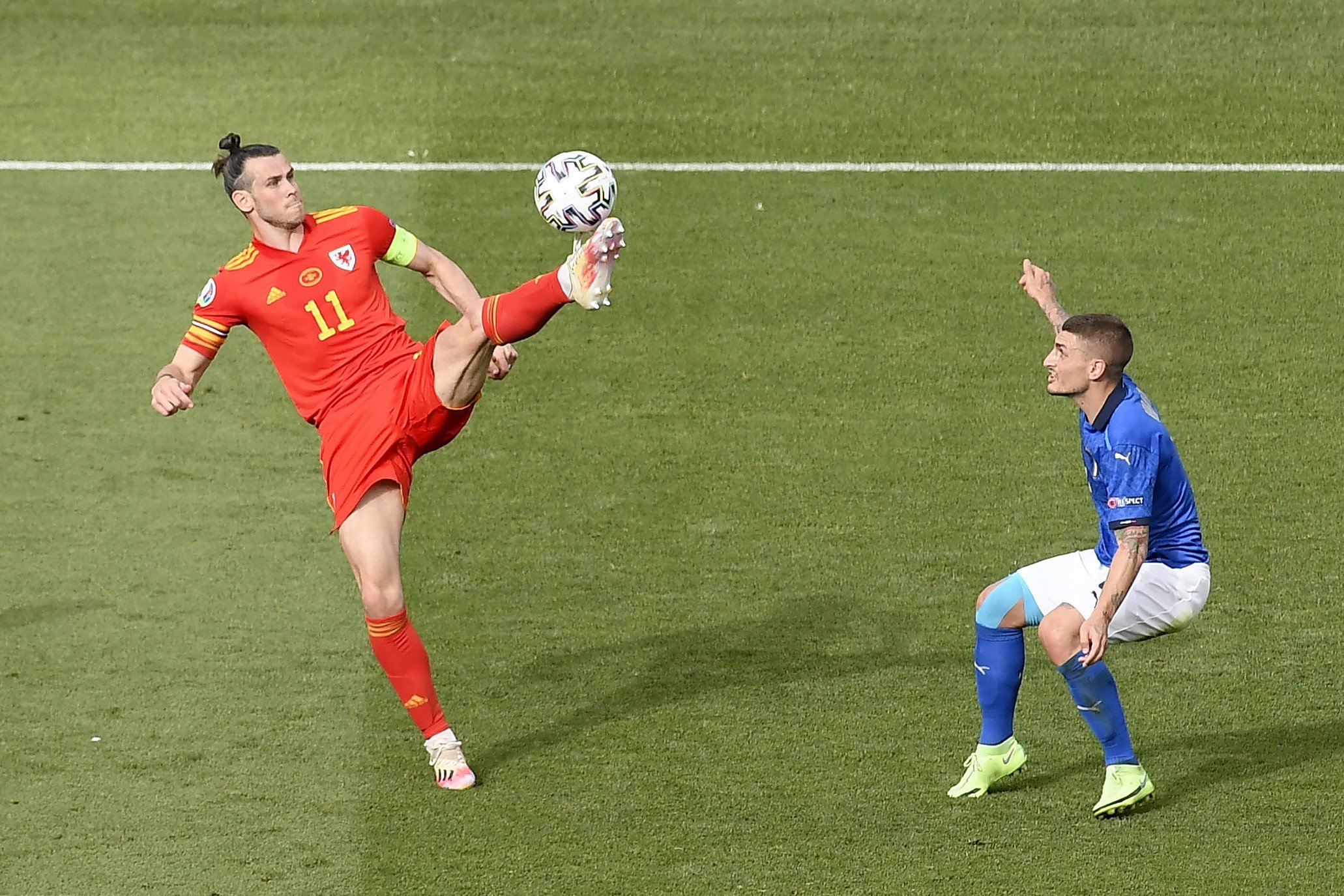 Gareth Bale controlant la pilota durant el partit entre Itàlia i Gal·les
