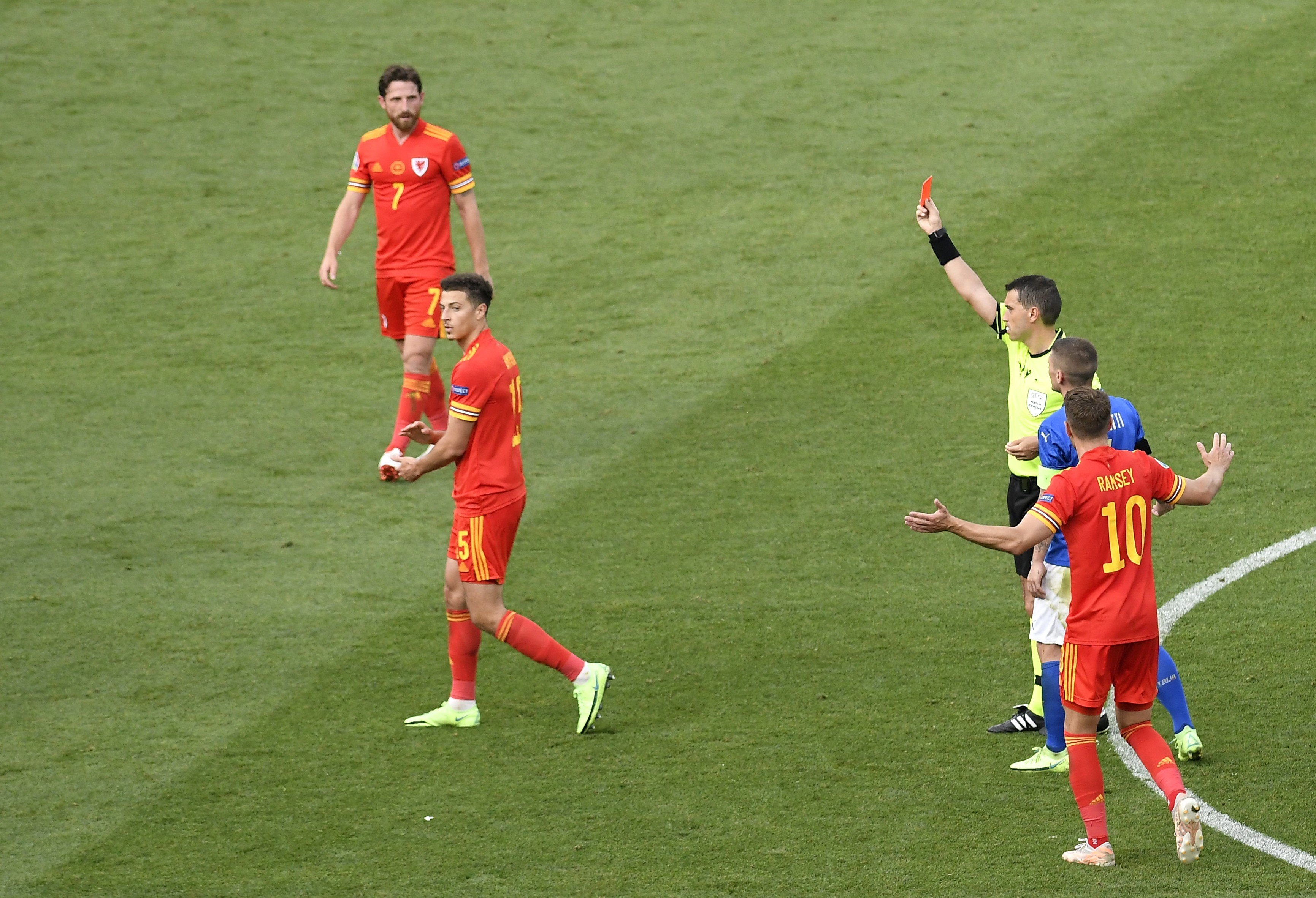 Ethan Ampadu expulsat durant el partit entre Itàlia i Gal·les