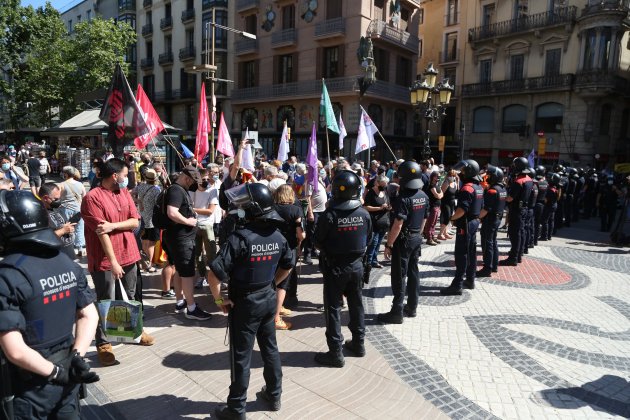 Protesta Liceo Pedro Sánchez, cordón de los mossos otro perspectiva, La Rambla Montse Giralt