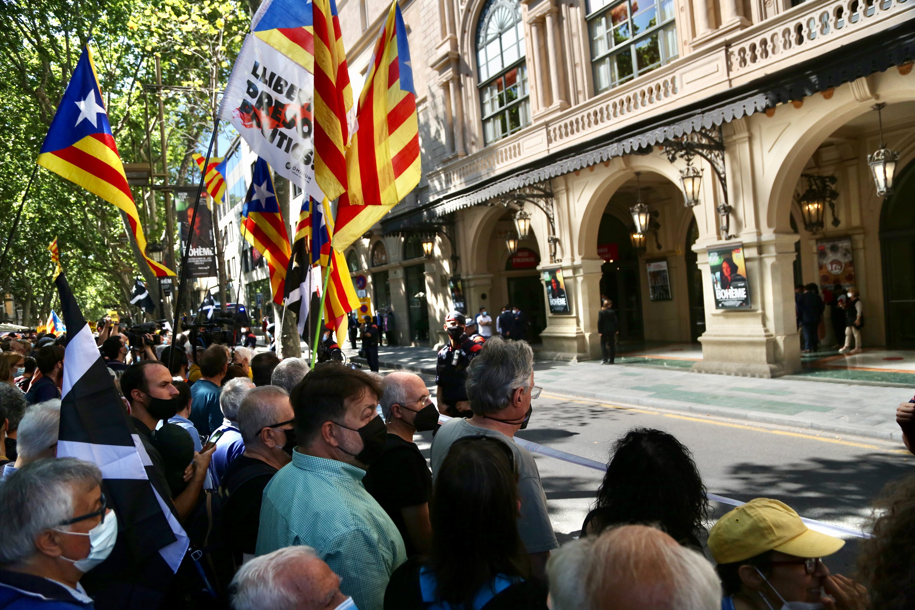 Vídeo: Centenares de personas protestan en el Liceu por la llegada de Sánchez