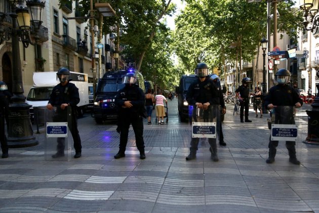 Mossos al Liceu acte Pedro Sánchez indults / Montse Giralt