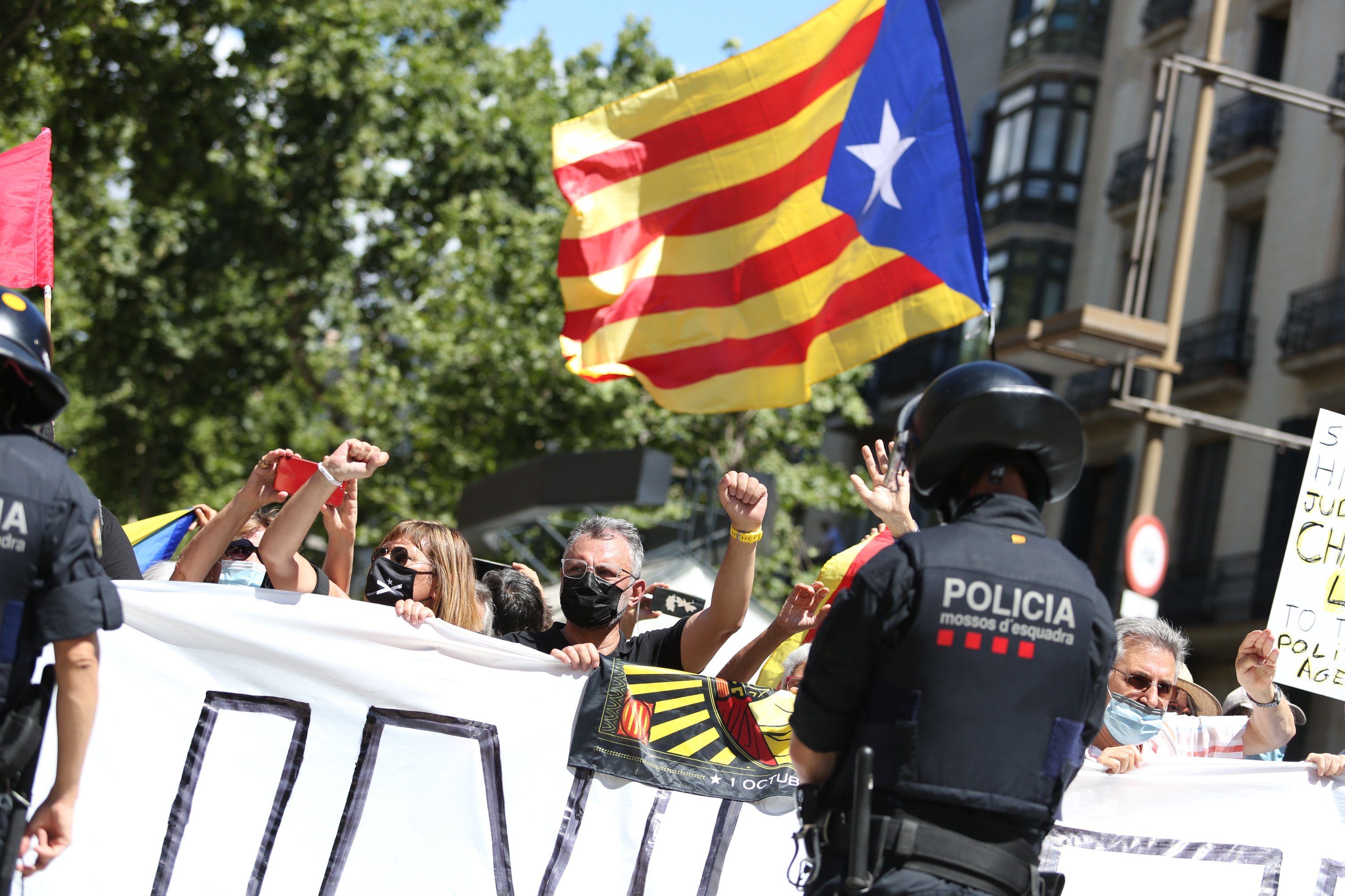 Sánchez no convence al independentismo: es recibido con gritos e insultos