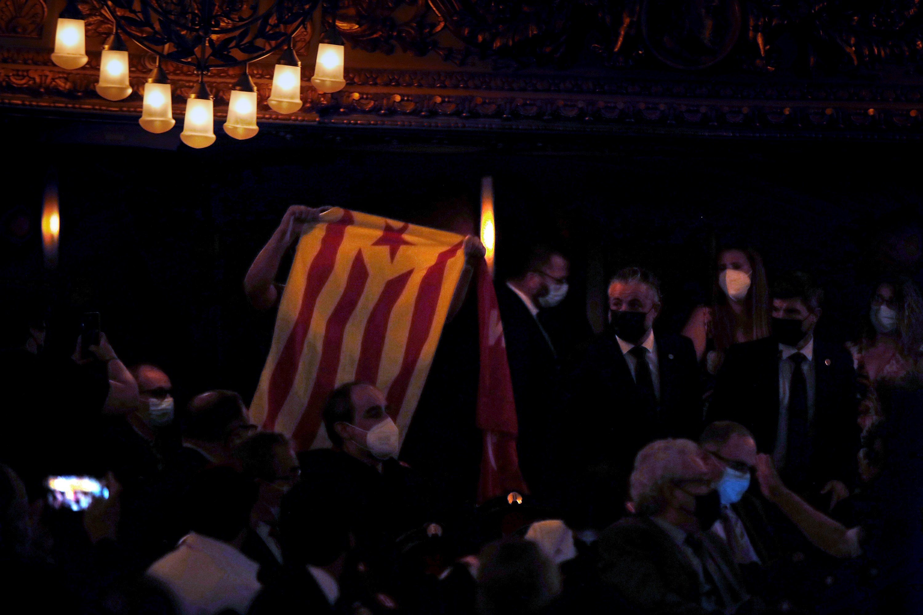 Pedro Sánchez, heckled at the Liceu: "Independence is the only solution!"