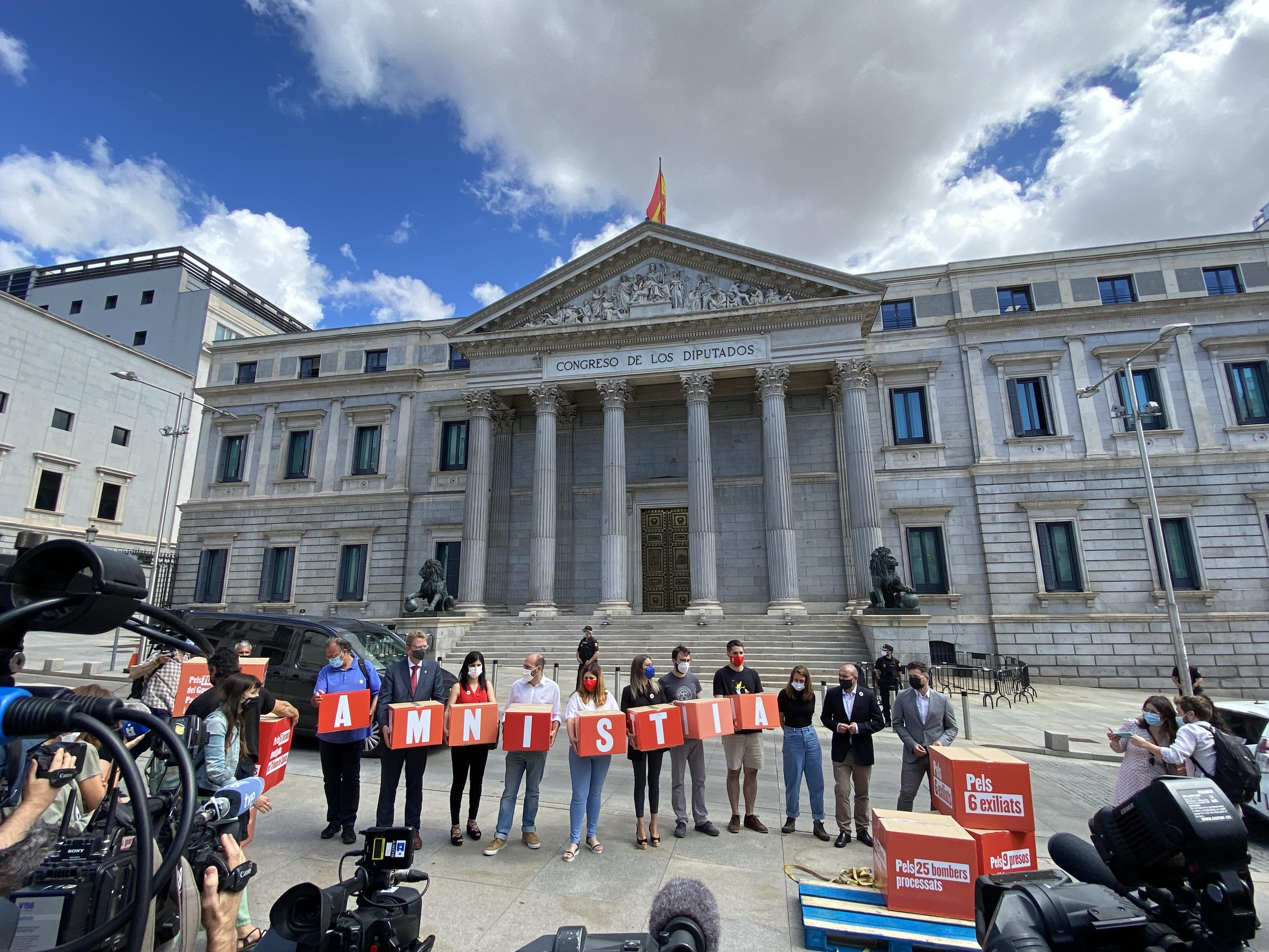 Òmnium contraprograma Sánchez: més de 200.000 firmes al Congrés per l’amnistia