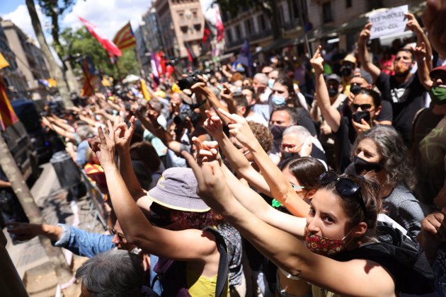 Protestes Liceu, Pedro Sánchez, ambient a la sortida del president del Liceu   Sergi Alcàzar