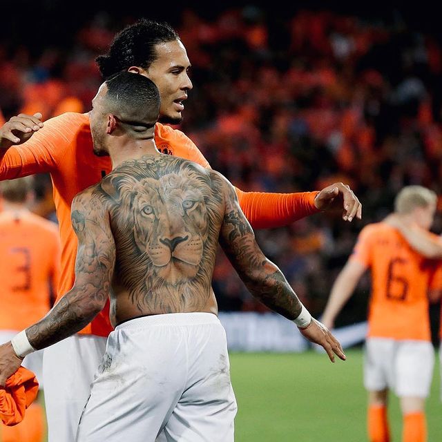 10 looks de Memphis Depay que arrasaron en las redes