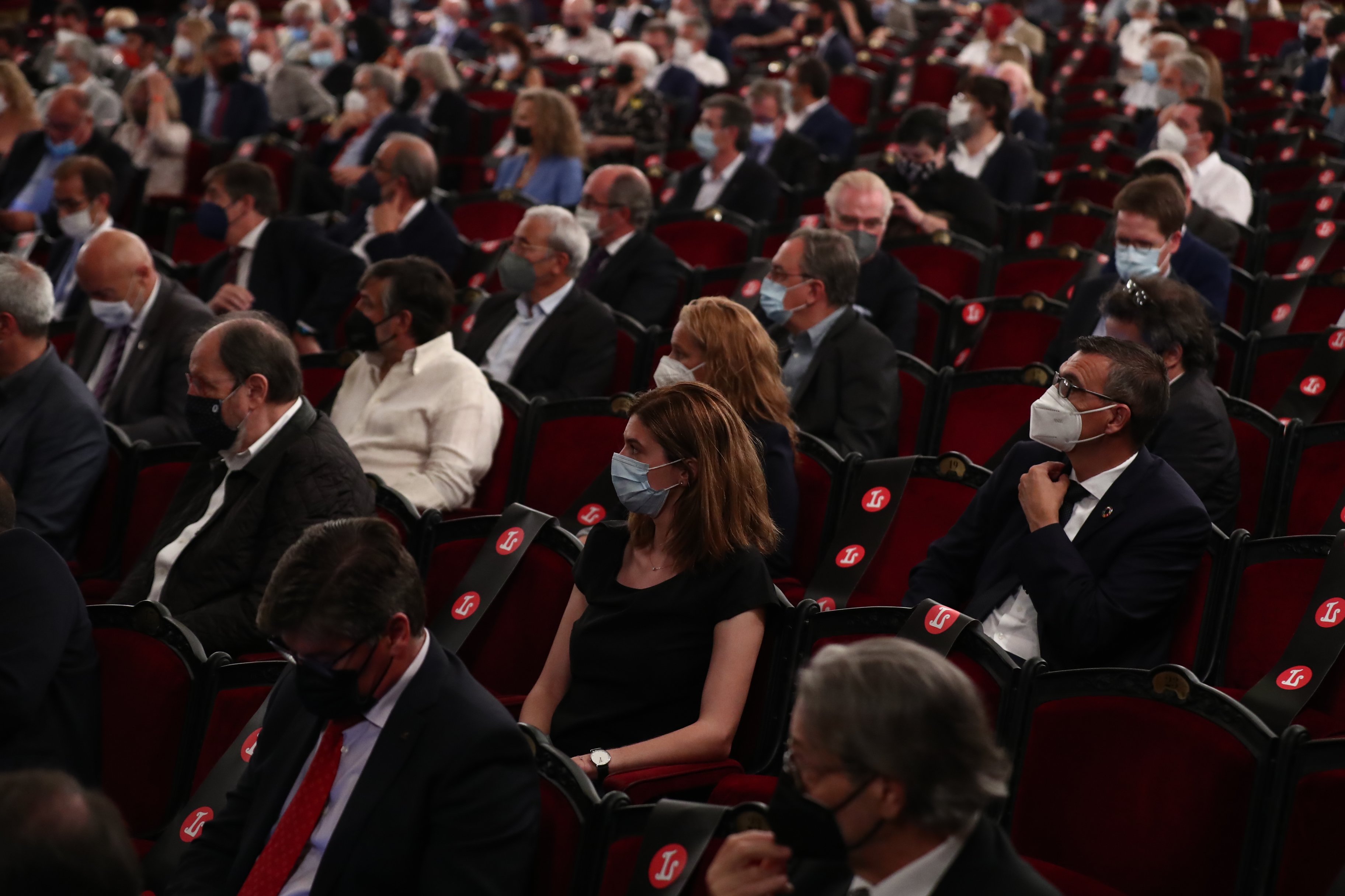 A l'esquerra, l'actor Josep Maria Pou. A la dreta en primer pla Ernest Benach.