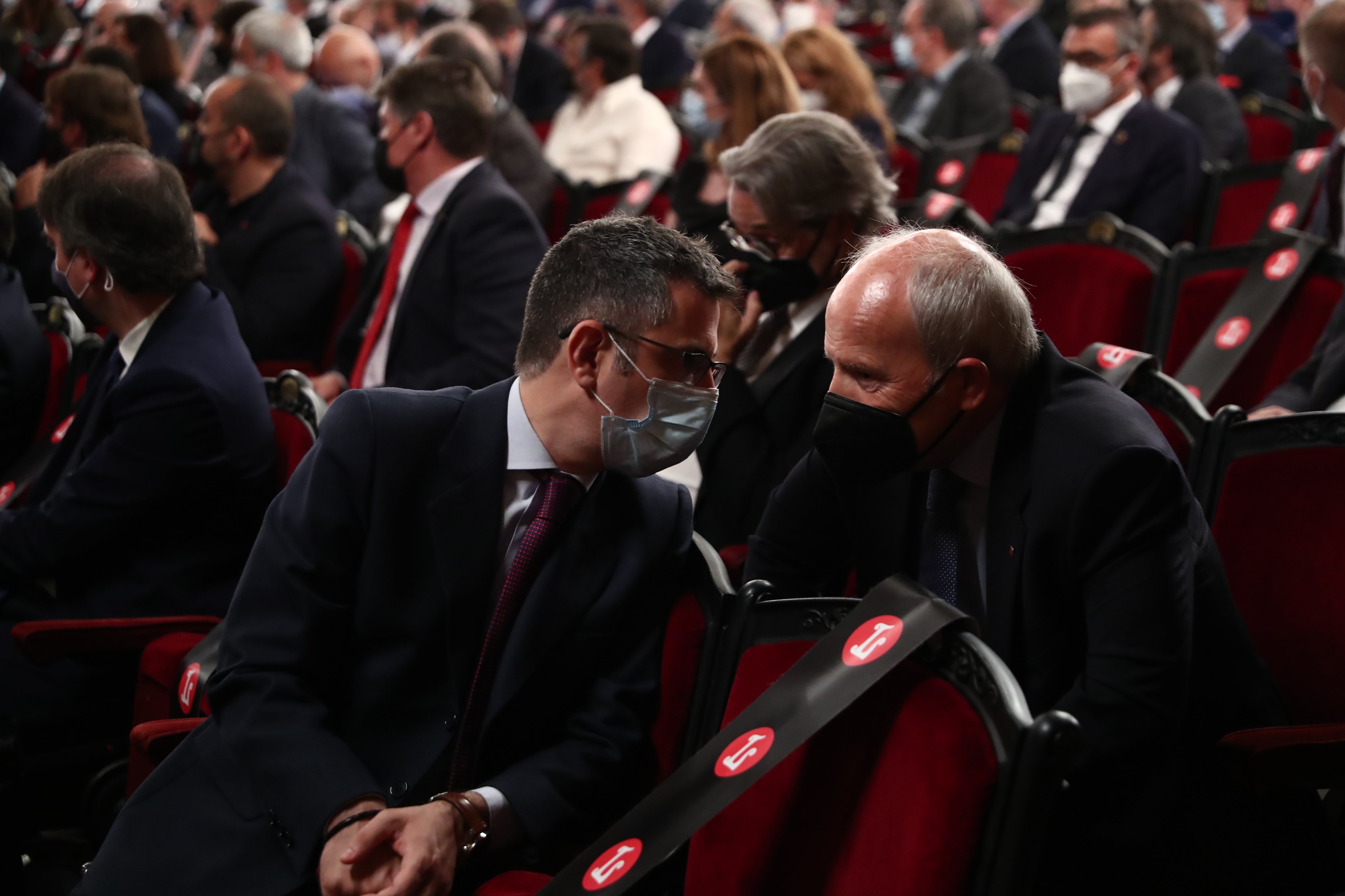 L'expresident de la Generalitat José Montilla en primer pla. Al fons l'exdirigent d'ERC i expresident del Parlament Ernest Benach.