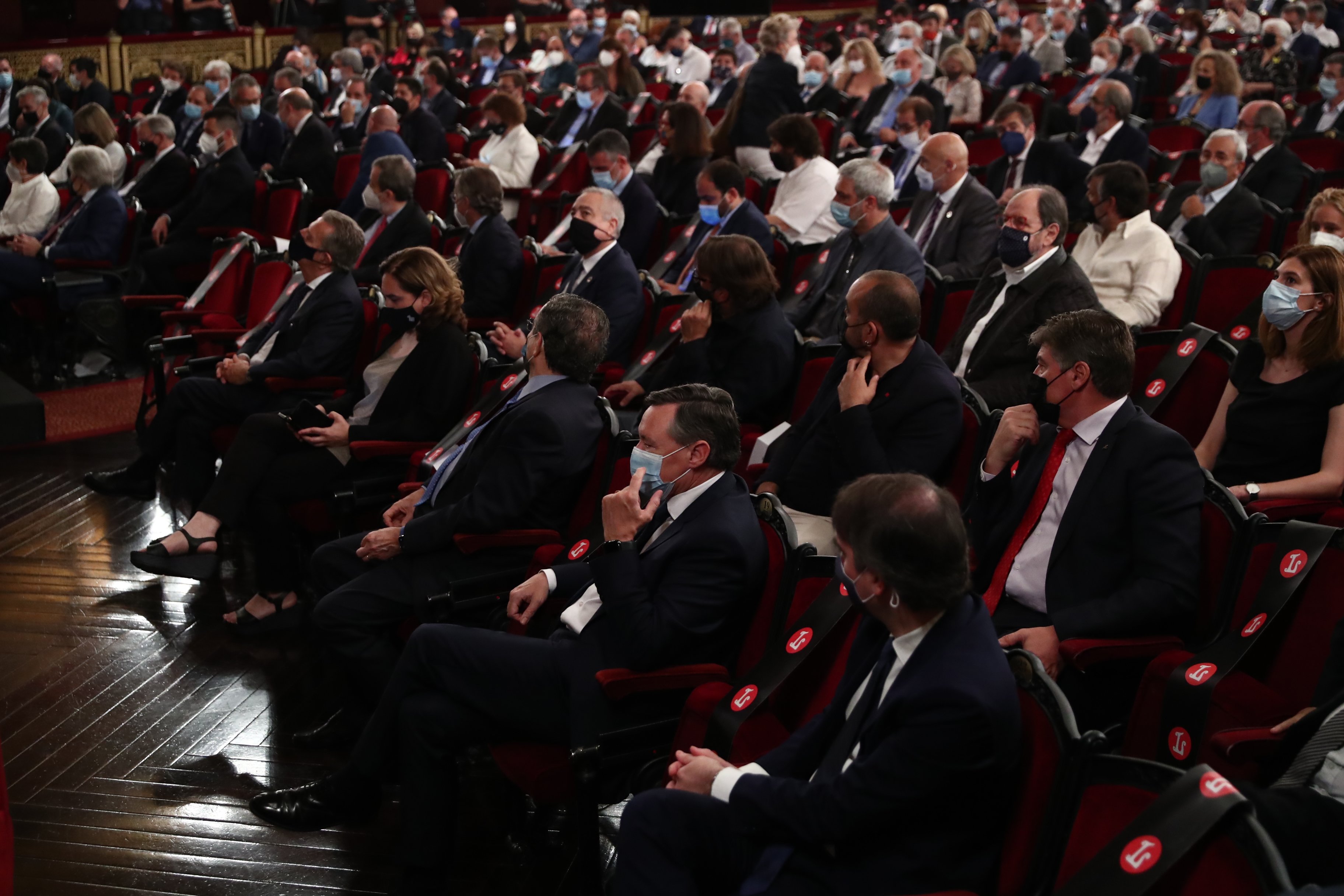 A la primera fila Ángel Simón d'Agbar i Ada Colau. A la segona el socialista i el delegat especial de l'Estat al Consorci de la Zona Franca, Pere Navarro, Camil Ros d'UGT, Javier Pacheco de CCOO i Antoni Cañete de Pimec.