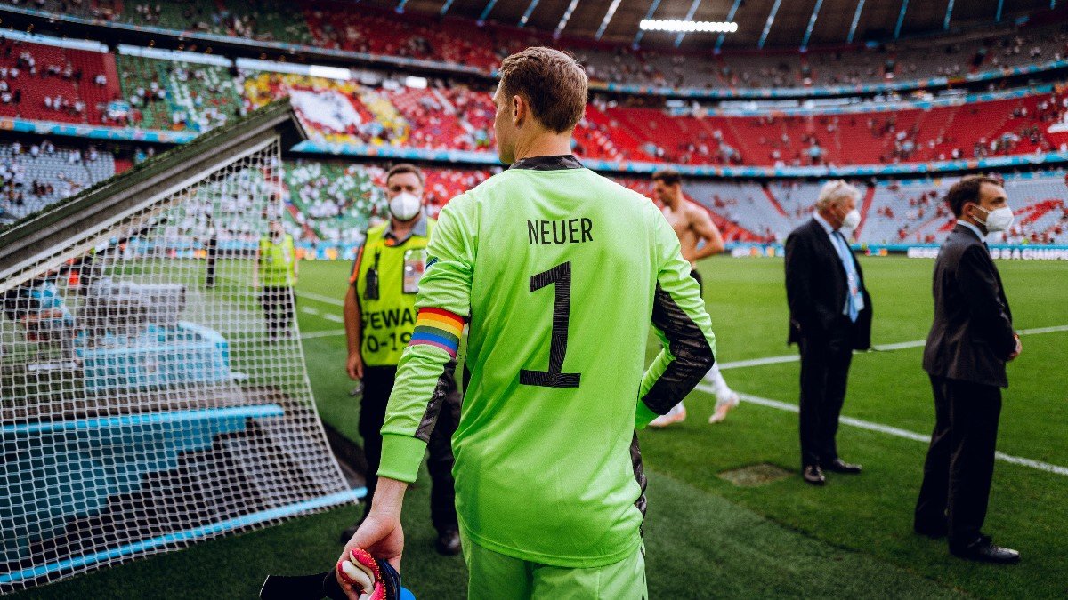 Ridícul de la UEFA: expedient pel braçal de Neuer en suport al col·lectiu LGTB