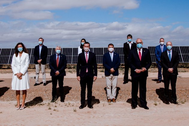 La Directora General de Cliente y Generación Baja Carbono de Repsol y Presidenta de Repsol Electricidad y Gas, María Victoria Zingoni; el Consejero de Desarrollo Sostenible de Castilla-La Mancha, José Luis Escudero; y el Alcalde de Manzanares, Julián Nieva, en la inauguración del complejo fotovoltaico - Repsol